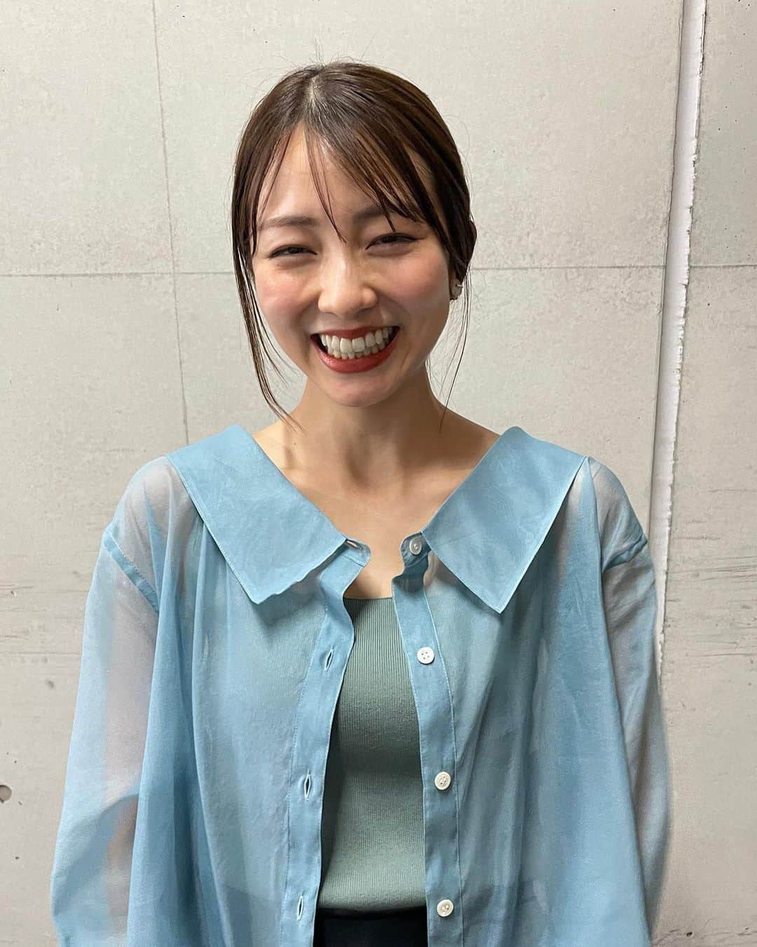 小島梨里杏さんのインスタグラム写真 - (小島梨里杏Instagram)「おつです！  あったかいのに つめたいよ  by紫🧍🏻‍♀️🪽  今日、稽古をして 素直に思ったことでした。  演出家の戸田さん @toda_akihiro がこの作品を 以前こう表現されてたのですが  まさかそれを諸に感じる とは……  明日は何が見つけられるかな。  皆さまもその真意を覗きに 遊びにきてくださいね。🔸  嫌いな自分にまみれて自分をはたきたくなることも多々ですが、明日も大好きな紫ちゃんとたくさん探検です。🐟🐟  今日もおつかれ。 あしたもがんばろー。  #舞台 #ある風景 #チーズシアター  #座高円寺  詳しくはストーリーハイライトにまとめてあります！ URLもあるので飛んでみてね。」6月8日 23時22分 - r_riria