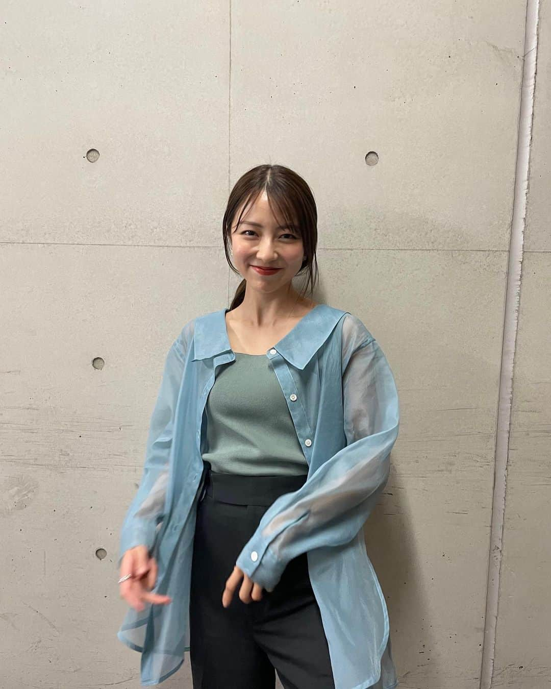 小島梨里杏さんのインスタグラム写真 - (小島梨里杏Instagram)「おつです！  あったかいのに つめたいよ  by紫🧍🏻‍♀️🪽  今日、稽古をして 素直に思ったことでした。  演出家の戸田さん @toda_akihiro がこの作品を 以前こう表現されてたのですが  まさかそれを諸に感じる とは……  明日は何が見つけられるかな。  皆さまもその真意を覗きに 遊びにきてくださいね。🔸  嫌いな自分にまみれて自分をはたきたくなることも多々ですが、明日も大好きな紫ちゃんとたくさん探検です。🐟🐟  今日もおつかれ。 あしたもがんばろー。  #舞台 #ある風景 #チーズシアター  #座高円寺  詳しくはストーリーハイライトにまとめてあります！ URLもあるので飛んでみてね。」6月8日 23時22分 - r_riria