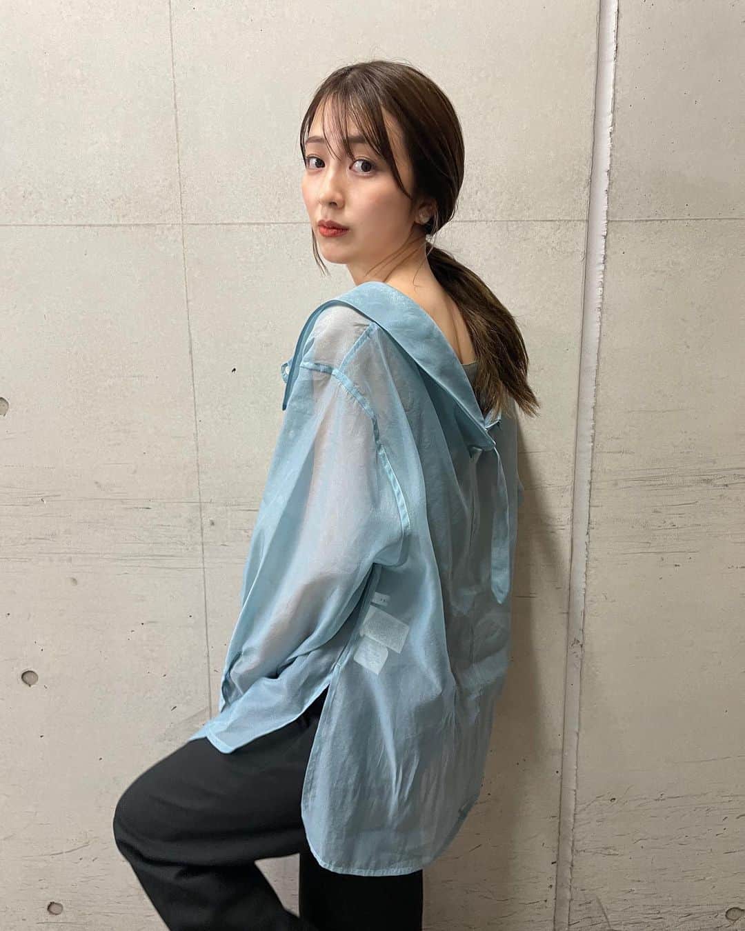 のインスタグラム：「おつです！  あったかいのに つめたいよ  by紫🧍🏻‍♀️🪽  今日、稽古をして 素直に思ったことでした。  演出家の戸田さん @toda_akihiro がこの作品を 以前こう表現されてたのですが  まさかそれを諸に感じる とは……  明日は何が見つけられるかな。  皆さまもその真意を覗きに 遊びにきてくださいね。🔸  嫌いな自分にまみれて自分をはたきたくなることも多々ですが、明日も大好きな紫ちゃんとたくさん探検です。🐟🐟  今日もおつかれ。 あしたもがんばろー。  #舞台 #ある風景 #チーズシアター  #座高円寺  詳しくはストーリーハイライトにまとめてあります！ URLもあるので飛んでみてね。」