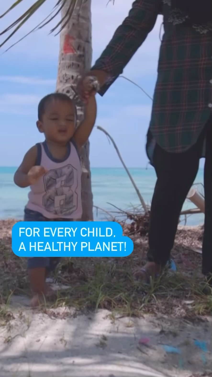unicefのインスタグラム：「A mother and child walk on the shores of a beach in the Maldives, where rapidly rising sea levels threaten to submerge the entire island nation by 2100.  Climate change is happening NOW.  World leaders cannot delay taking urgent #ClimateAction anymore.   #worldoceansday」
