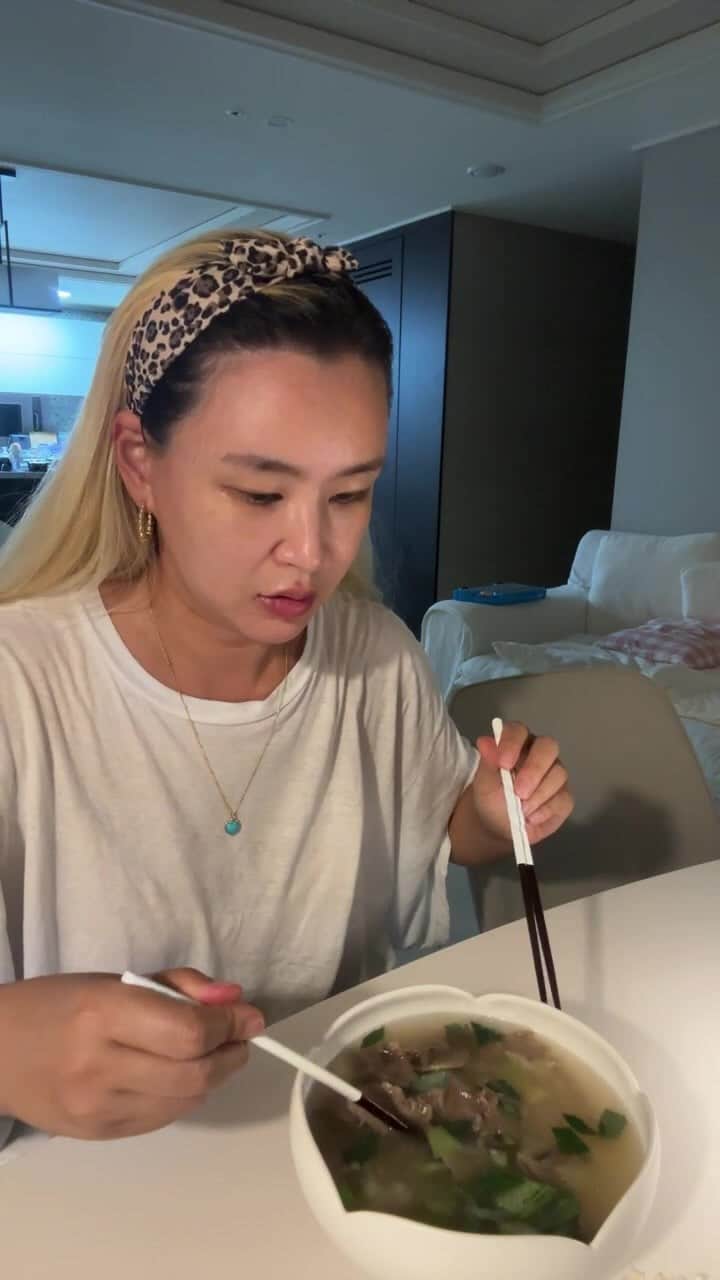 のインスタグラム：「다이어트지만 그래도 그대들을위해 한숟갈 떴어요😎」