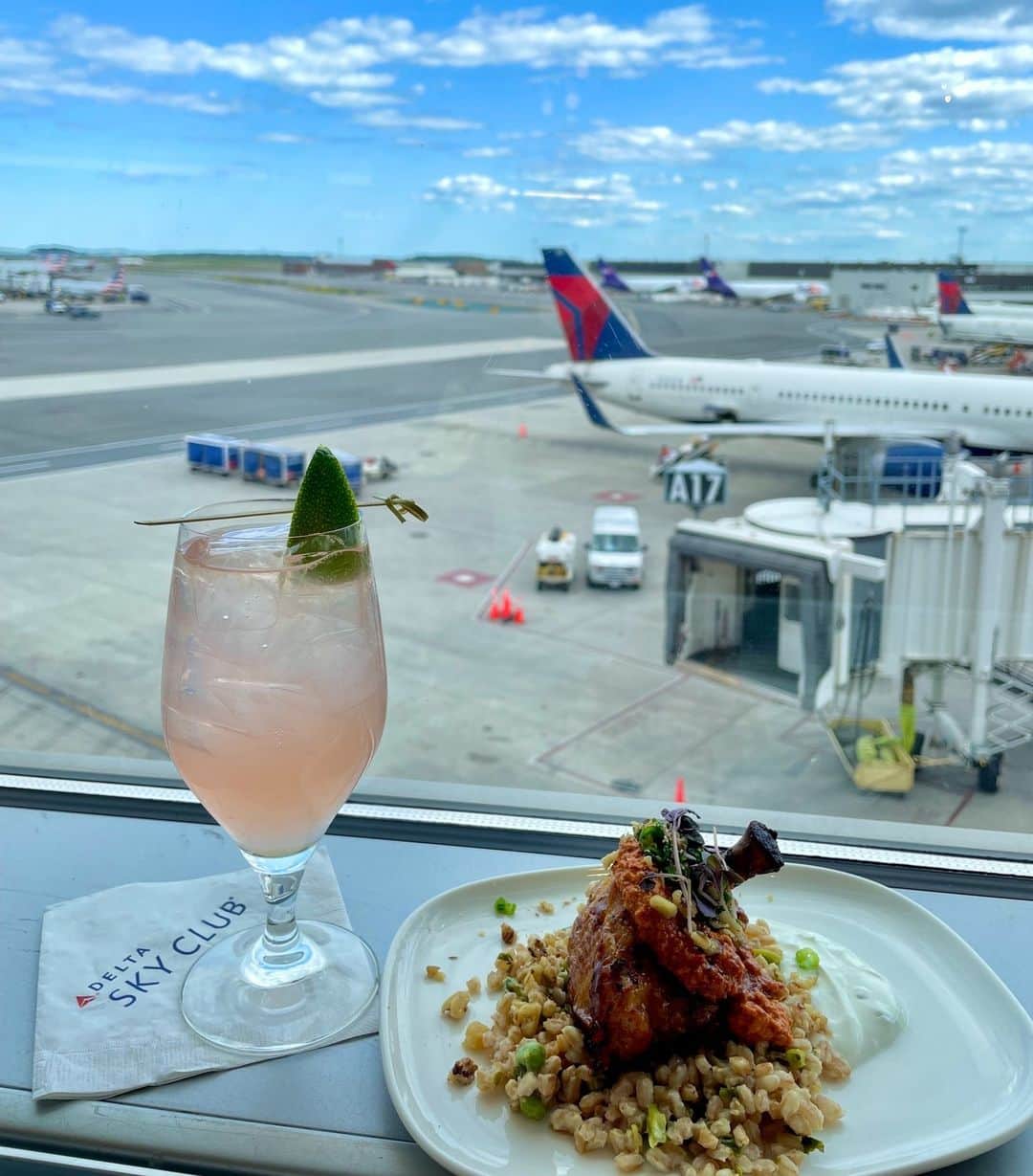 デルタ航空のインスタグラム：「Take your taste buds on a journey before you even leave the airport 🍽  For a limited time, try @bravotopchef alum @chefkarenakunowicz’s signature dish at the Delta Sky Club in Boston.」
