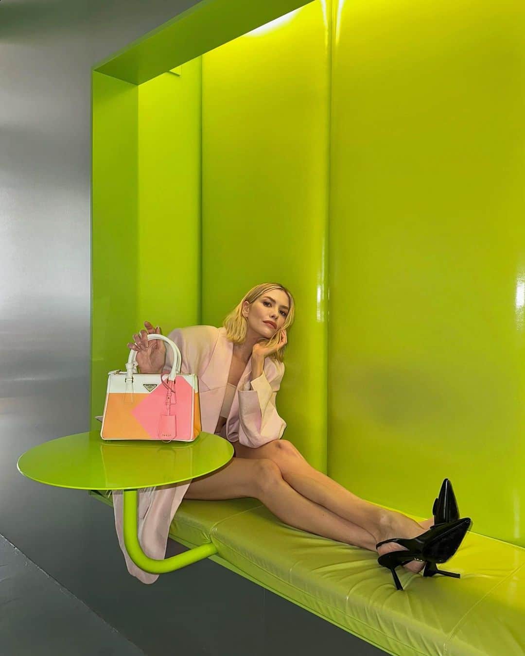 のインスタグラム：「Look on the pink side of life with #PradaGalleria 🍭 @prada #ad」