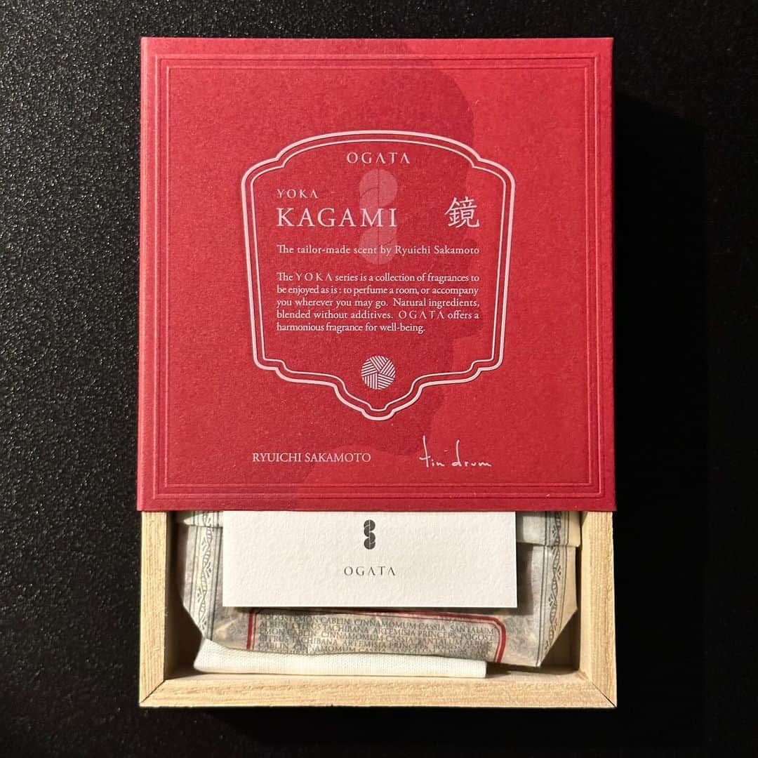 坂本龍一さんのインスタグラム写真 - (坂本龍一Instagram)「The KAGAMI theater includes an aroma presentation. In collaboration with @ogata.official , Ryuichi curated a mix of ginger lily, juniper berries, and lemongrass, blended by @shoyeido_incense and produced by Ogata. The tailor-made scent greets visitors at the entrance of the path of silence for KAGAMI.  The YOKA KAGAMI scent is available to purchase in @theshedny bookstore and coming soon to @commmons_official online store.   #KAGAMI  #ogataparis #ryuichisakamoto  #skmtnews  #坂本龍一」6月8日 23時36分 - skmtgram