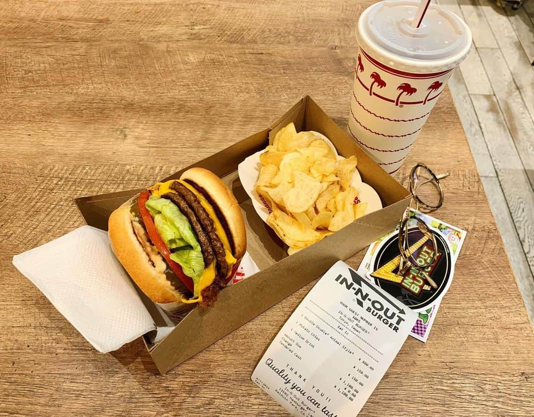 小林亮太さんのインスタグラム写真 - (小林亮太Instagram)「「Japan Burger Championship 2023」 @jburger_2023  日本一のハンバーガーを決める大会が明日から始まります。審査員を務めさせていただきます。好きがこんなに発展するなんて思ってもみませんでした。たくさんハンバーガー食べてきてよかった。もっと食べてる人だっているけれど。連載も続けさせてもらえたおかげです。ありがとうございます。 本気が集まる熱い場所になるはずです。自分なりの観点で、見て、楽しんで、食べて、本気で向き合います。食べてるところも見られると思うと少し恥ずかしいですけど。頑張ります。よければ美味しいバーガー食べにいらしてください。自分は三日間とも参加します。大会の詳細はイベント公式アカウントに載っているのでみてみてください。よろしくお願いいたします。 ⁡ ⁡ 追伸、@innout 一日限定上陸、食べられました。 投稿見返したら四年ぶりでした。勿論日本で食べられたことも嬉しいけれど、お世話になっている方々にも朝から会って、元気もらえたのむちゃくちゃ幸でした。別で日々参加していたものも含め濃密な一週間です。明日からも楽しみです。準備して寝ます。おやすみなさい。」6月8日 23時37分 - ryota_kobayashi_official