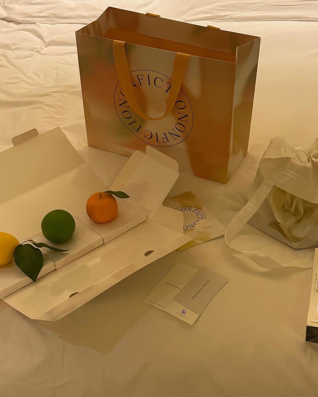 菊乃さんのインスタグラム写真 - (菊乃Instagram)「Young Summer Memories with @official.nonfiction 🍊NONFICTION’s new Citrus Fragrance Collection has launched with three fragrances!  NONFICTIONのニューフレグランスは爽やかな夏のはじまりを感じるシトラスコレクション🌿 遠い夏の記憶、あのオレンジの木の下で寝転ぶあなたの隣で目を閉じて、苦いけど甘くて透明な風に吹かれながら深呼吸したみたいな、ロマンチックな香りがボトルの中に詰まってる✨ どのフレグランスもとてもユニークで、いつも新しい経験をさせてくれるブランド @official.nonfiction ありがとう🍋」6月8日 23時38分 - kiki_sun