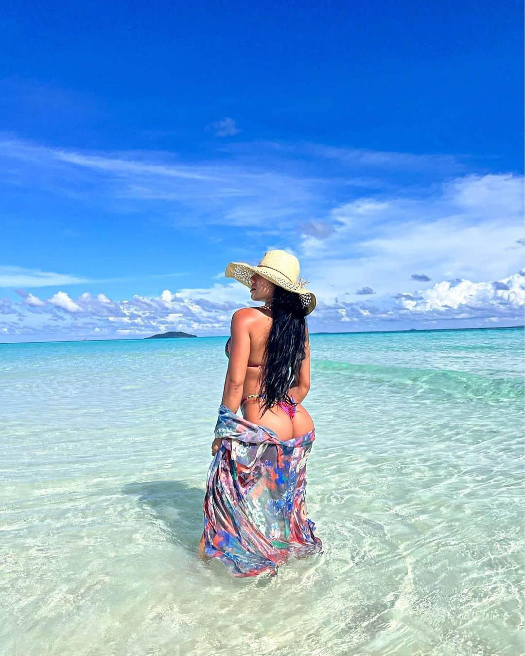 Eri Antonさんのインスタグラム写真 - (Eri AntonInstagram)「The Philippines island have been unbelievable.  The word Baybayin is used to convey deep national pride and to illustrate the richness of the islands.   It has been an honor and a gift to experience this wonderful land, its great foods, the culture and traditions but most of all the joy and love of a very humble and generous people.   🙏🏼💙   www.erianton.com  Bikini by:👙 @kl_swimwear 💕  #amanpulo #palawanphilippines #philippines #palawanisland」6月8日 23時39分 - erianton_