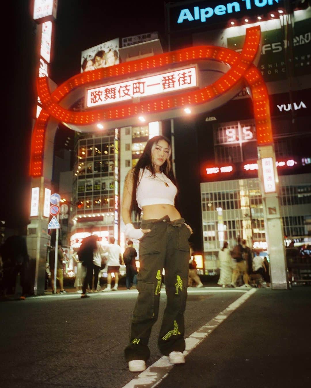 岳のインスタグラム：「evening portraits 🌃🧙‍♂️✨」