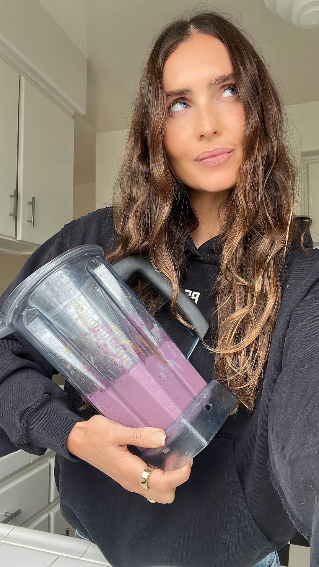Kirsty Godsoのインスタグラム：「Me and my blender - a love story 😂🫶🏼 Join me in my kitchen making my fav @madeof_____ smoothie! Recipe and some tips below: - 1 scoop @madeof_____ Vanilla protein - 1 tsp L-glutamine powder - 1 serving @osloskinlab collagen powder - Frozen organic blueberries - 1/4 frozen banana - 1 tsp raw almond butter - Dash of cinnamon - 4oz water or preferred liquid 🌪️ well  * Frozen fruit is key! Fresh fruit can make the smoothie more airy which I personally find harder to digest. I’ve also found that using no ice is a game changer!  * Whey protein isolate has essentially all the lactose removed meaning many lactose intolerant people can also consume it with confidence.  * @madeof_____ is by far one of the cleanest proteins on the market. Packed with 25grams of protein per serving and all 9 of the essential amino acids :)  * Food should make you feel good. Honor your body, listen to your body, read ingredients 🫶🏼✨  #protein #smoothie #recipe」
