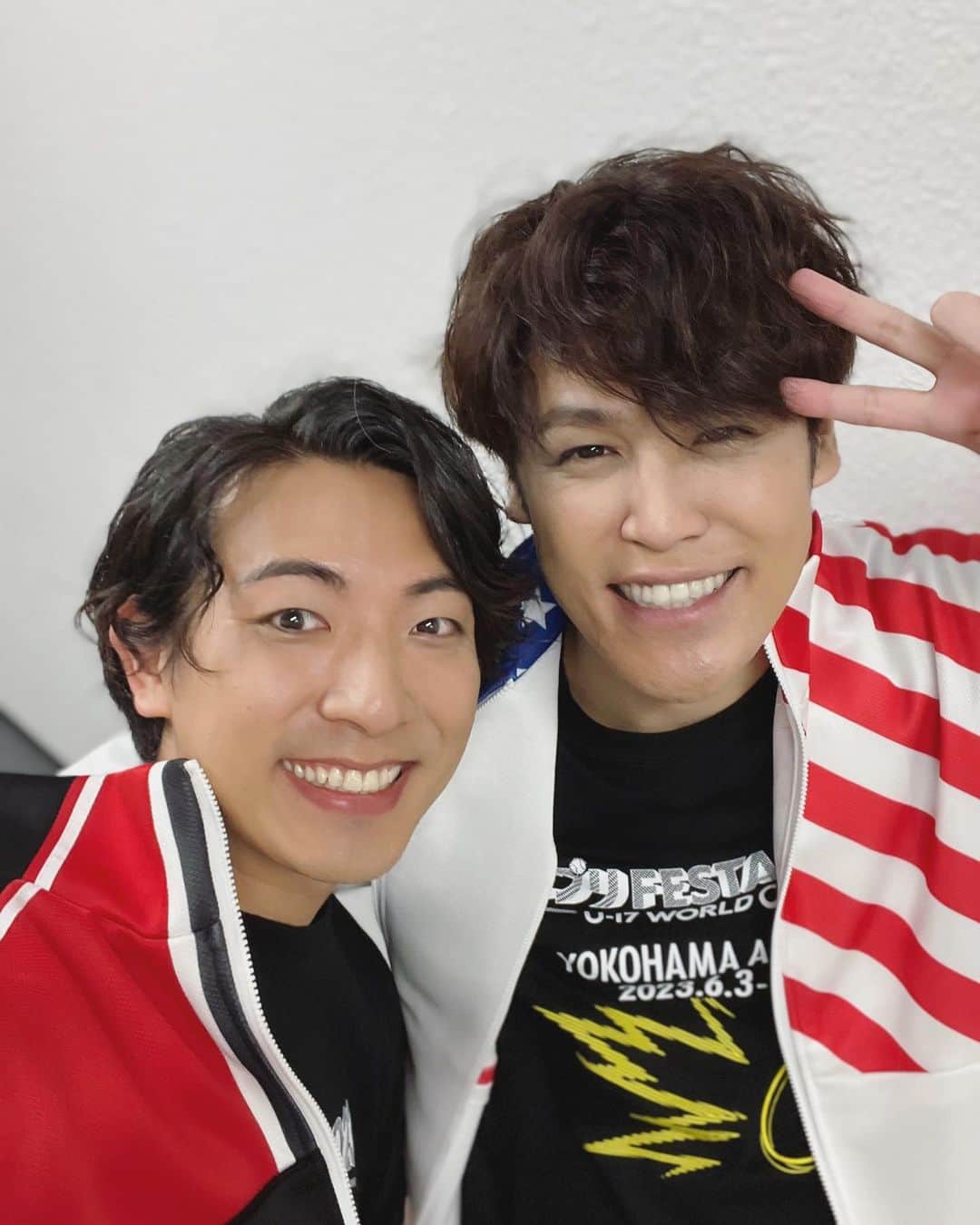 上山竜治のインスタグラム：「マモが更にマモになりました。つまり、お誕生日おめでとう！ 舞台での共演以来約10年以上の付き合いのマモマモ。『ウエストサイドストーリー 』でトニーとリフをやって以来、久しぶりの共演。声優界でのマモの声を生で聞いて、１万人近くのお客さんを惹きつけ、場を支配する威力と魅力に度肝抜かれました。 そして、なんて素晴らしい人格者なんだろうか。つまり、誕生日おめでとう。スーパーミュージカルスターJIが『あなた、センスあるからまたボイトレしに来なさい』と言っていたよ。  #テニフェス　#テニフェス2023 #ミュージカル　#ボイストレーニング　#ボイトレ #宮野真守  #越前リョーガ  #種ヶ島修二 #JI #ミュージカル　#初来日　 #musical #supermusicalstar」