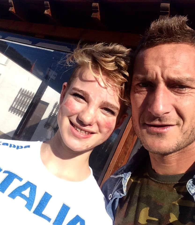 ベアトリーチェ・ヴィオのインスタグラム：「Lui è Er Pupone ed io ero una Pupetta 😂😂 ma quanto eravamo giovani nel nostro ultimo selfie, @francescototti? Bisognerà rifarla ai #WEmbraceGames 💛♥️  📆 Io e er Capitano vi aspettiamo lunedì alle ore 20:00 allo Stadio dei Marmi per i nostri straordinari giochi.  Non fartelo raccontare. Vivilo.  LINK IN BIO ⤴️」