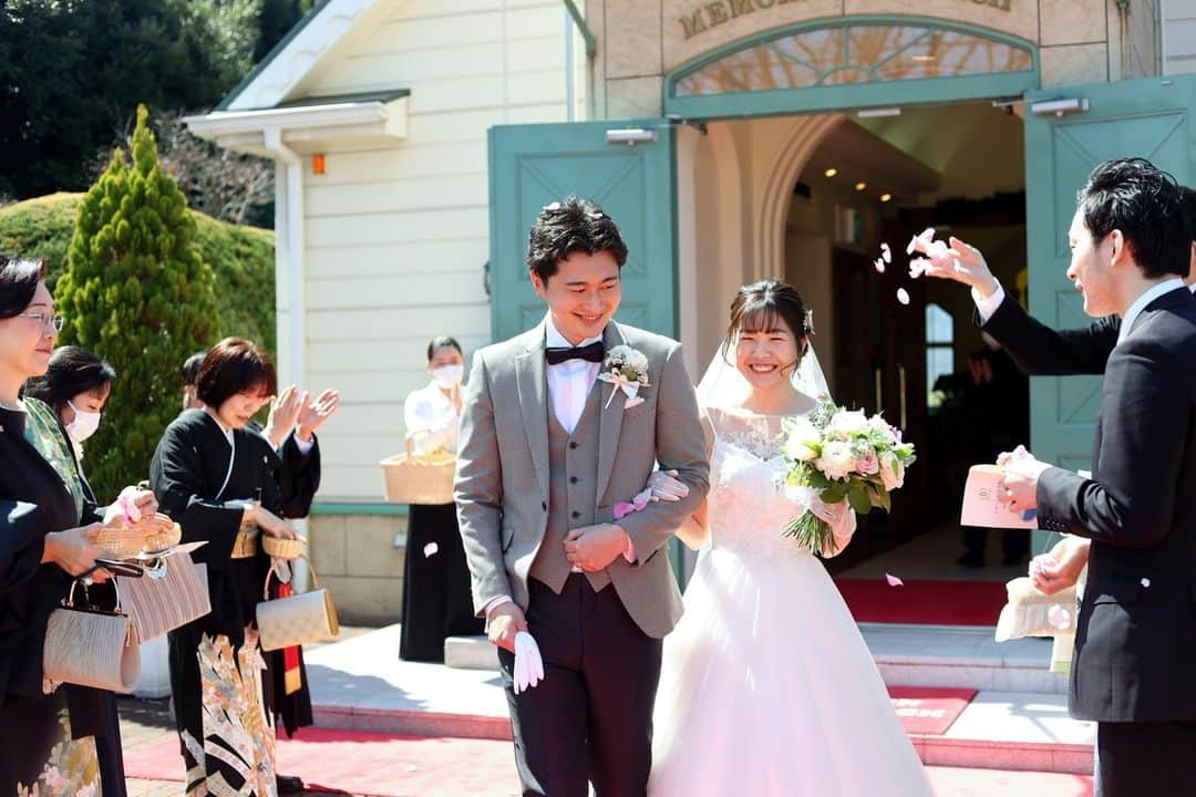 【公式】小さな結婚式さんのインスタグラム写真 - (【公式】小さな結婚式Instagram)「. @petit.wedding をフォローしてね♩ #小さな結婚式 をつけてのお写真投稿も大歓迎です♡ こちらの公式IGでリグラムさせていただきます＊ . 厳かな挙式のあとは おふたりの大切なゲストからの祝福を受け 笑顔溢れるアフターセレモニーを♪ . >>#小さな結婚式横浜店 . ——————— #petitwedding #ラヴィファクトリー #前撮り #結婚式 #プレ花嫁 #卒花 #家族婚 #少人数結婚式 #ウェディング #wedding #bridal #weddingdress #花嫁 #挙式 #結婚式準備 #式場探し #日本中のプレ花嫁さまと繋がりたい #結婚式の思い出に浸る会 #結婚準備 #横浜花嫁 #ウェディングフォト #花嫁コーディネート #結婚式挙式 #アフターセレモニー #フラワーシャワー #おしゃれ花嫁 #関東花嫁 #山手ヘレン記念教会」6月9日 0時01分 - petit.wedding