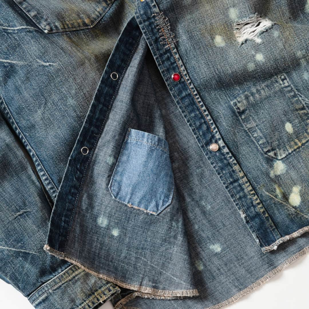 ピーアールーピーエスさんのインスタグラム写真 - (ピーアールーピーエスInstagram)「PRPS NOIR| Sensoji Snap Front Denim Shirt is made from a lightweight Japanese fabric and features a medium wash, tinting, hand sanding and bleach spots. With a multicolored snap front, a contrast, bleached out denim yoke and unfinished hem, this shirt is everything NOIR.」6月8日 23時59分 - prpsjeans