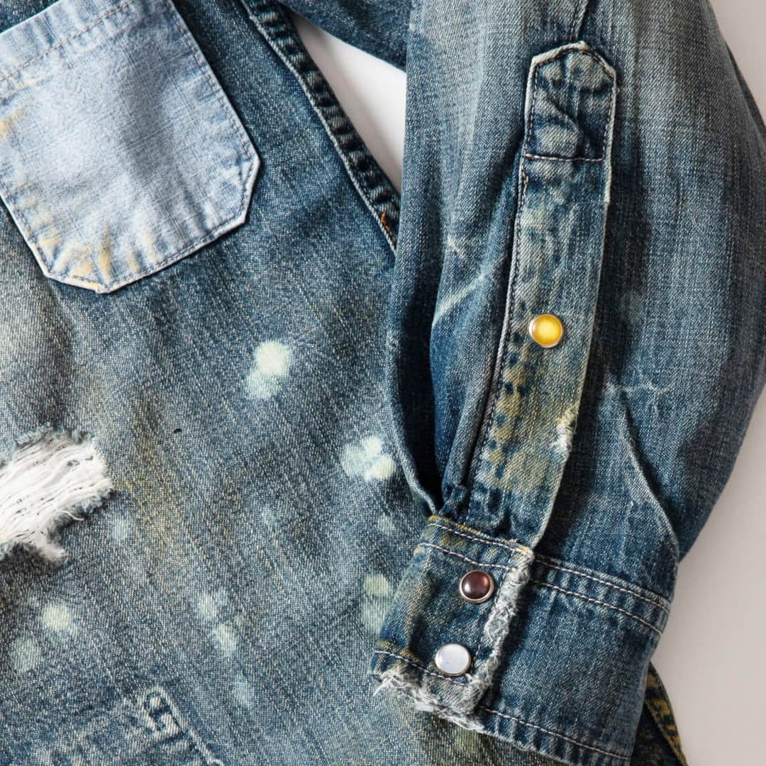 ピーアールーピーエスさんのインスタグラム写真 - (ピーアールーピーエスInstagram)「PRPS NOIR| Sensoji Snap Front Denim Shirt is made from a lightweight Japanese fabric and features a medium wash, tinting, hand sanding and bleach spots. With a multicolored snap front, a contrast, bleached out denim yoke and unfinished hem, this shirt is everything NOIR.」6月8日 23時59分 - prpsjeans