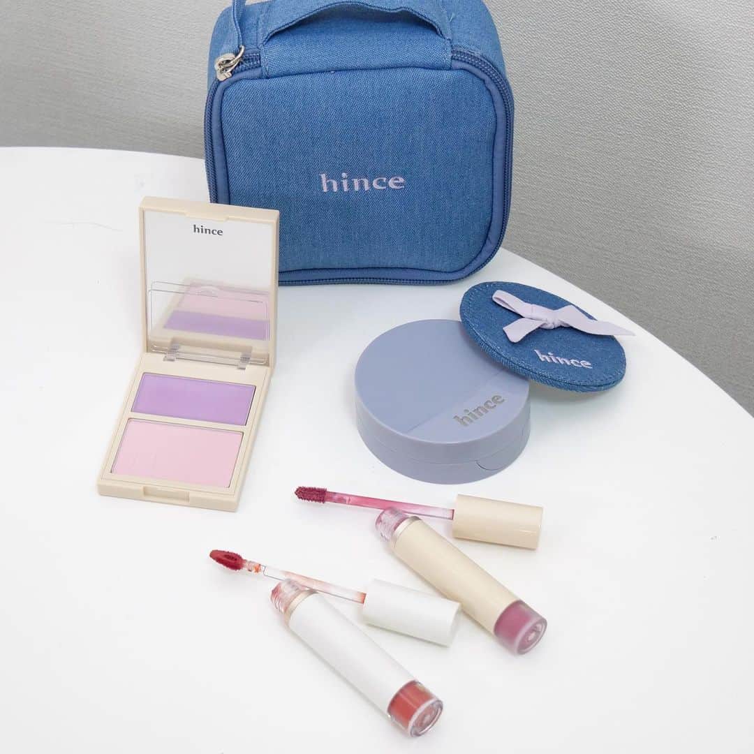 あや猫のインスタグラム：「メガ割皆さん何か買いましたか👶🏻？⁣ ⁣ hinceの新作、メッシュマットクッション凄く良かったよ〜〜〜！⁣ うおおお、凄い良いな？！と思ってTwitterでも呟いちゃった。⁣ ⁣ ⁣ マットタイプで、メッシュ素材を通してじゅわっと滲み出ていてパフに取って使います。⁣ 想像していたマットよりも、かーーーるくて薄膜で驚いた！！！！！⁣ ⁣ しかも本当に陶器肌みたいな毛穴レスに仕上がるし、それなのに素肌っぽさがあって。⁣ ⁣ カバー力もちゃんとあるのもすごい。⁣ ⁣ マットなんだけど透明感があるし、品のある雰囲気に見えます☺️⁣ ツヤタイプだとテカって見えちゃう人はこれ使ってみてほしいな。⁣ ⁣ ⁣ 現在メガ割中で、6月12日まで開催中！⁣ ⁣ これはお得セットなんだけど、リップ2本、チーク、ミラー、可愛いミニポーチまでついてきてとっても可愛いよー🥺！⁣ ⁣ マットクッションを含むこのセットは、11,630円のところメガ割特価で7,440円！！！⚡️⁣ お得というレベルを超えてるぞ……⁣ ⁣ しかも、ファンデの色も選べるしチークやリップも色が選べるって最高すぎるよ😂⁣ ⁣ 自分の好きな色をチョイスしてみてください👏🏻⁣ ⁣ ⁣ レイヤリングチークの色味がツボ。⁣ 可愛すぎる！！🥲✨⁣ ⁣ @hince_official_jp⁣ ┈┈┈┈┈┈┈┈┈┈┈┈┈┈┈┈┈┈┈┈⁣ #hince #ヒンス #メガ割 #Qoo10 #Qoo10メガ割 #メッシュマットクッション #クッションファンデ #ファンデーション #マットファンデ #新作コスメ」
