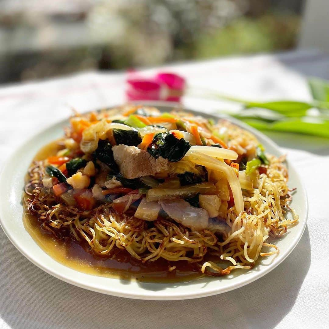 沢瀉美緒さんのインスタグラム写真 - (沢瀉美緒Instagram)「※ Fried noodles with seafoods 🦐🦑 . パリパリの海鮮あんかけ焼きそば🥢 . 最近は黒酢焼きそばにハマってるけど🤭 . ○材料🌿2人分 マルちゃん１食焼きそば…2袋 ごま油…小さじ1 しょうゆ…小さじ1 生姜…1かけ（千切りにしておく） ☆帆立…2個（小さく切っておく） ☆海老…2尾（小さく切っておく） ☆ごま油…小さじ1 ☆片栗粉…小さじ1 ★豚肉…3.4枚（小さく切っておく） ★紹興酒…少々 ★塩胡椒…少々 ★鶏がらスープのもと…少々 ★水…大さじ1 ★片栗粉…小さじ1 白菜…2枚（切っておく） 人参…1/4本（短冊に切っておく） 小松菜もしくは青梗菜…ひと束 ○鶏ガラスープのもと…小さじ2/3 ○オイスターソース…大さじ1 ○しょうゆ…大さじ1と小さじ2 ○塩…小さじ2/3 ○水…300ml ○砂糖…小さじ1 水溶き片栗粉（片栗粉…大さじ1、水…大さじ1）  ○作り方🍽 １.☆と★をそれぞれ合わせて下味をつけておき、麺をレンチンしてごま油としょうゆで和えて、フライパンに入れ焦げ目をつけて焼く ２.分量外のごま油を別のフライパンに入れ、下味をつけた豚肉を生姜と一緒に焼き色が変わったら一旦バットなどに移しておく ３.そのフライパンに帆立と海老とを入れ、色が変わるまで炒め、こちらもバットなどに移して、適量麺の焦げ目をチェックし、焦げ目がついたら裏返す ４.海鮮を炒めたフライパンに人参、白菜や小松菜の茎を入れて軽く炒め、さらに柔らかい部分も入れて炒め豚肉と帆立と海老を戻し混ぜ合わせ、○を加えて少し煮込む ５.水溶き片栗粉を入れとろみをつけてたらお皿に移したパリパリ麺の上にかけるだけ！ . . _/_/_/_/_/_/_/_/_/_/_/_/_/_/_/_/_/_/_/ #おうちごはん #季節のお料理 #簡単レシピ #お料理好きな人と繋がりたい #レシピ #おつまみレシピ #エムレシピ #器好きな人と繋がりたい #あんかけ焼きそば #あんかけ焼きそばレシピ #おうち中華 #ヤオコープレミアム #オイスターソース #中華レシピ」6月8日 23時52分 - mio_omodaka