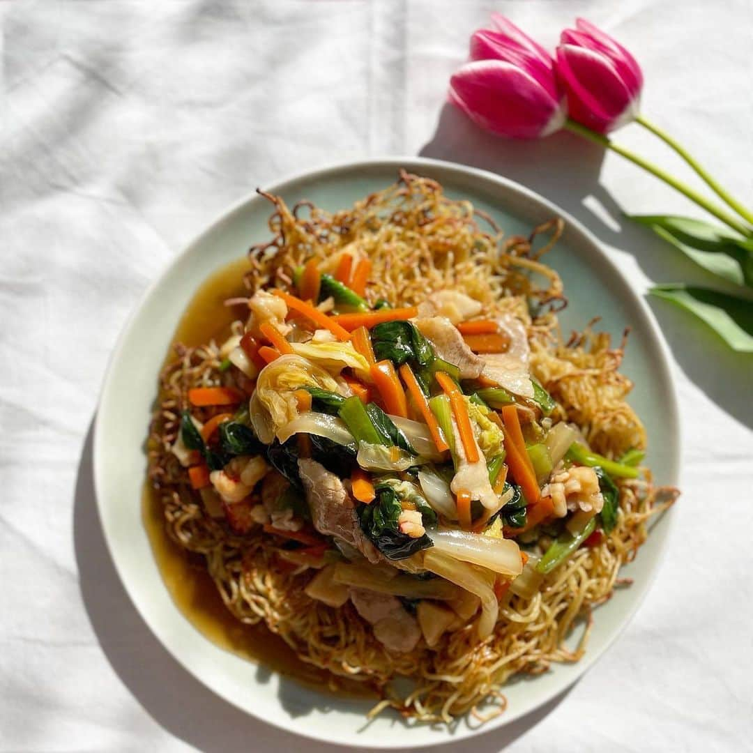 沢瀉美緒さんのインスタグラム写真 - (沢瀉美緒Instagram)「※ Fried noodles with seafoods 🦐🦑 . パリパリの海鮮あんかけ焼きそば🥢 . 最近は黒酢焼きそばにハマってるけど🤭 . ○材料🌿2人分 マルちゃん１食焼きそば…2袋 ごま油…小さじ1 しょうゆ…小さじ1 生姜…1かけ（千切りにしておく） ☆帆立…2個（小さく切っておく） ☆海老…2尾（小さく切っておく） ☆ごま油…小さじ1 ☆片栗粉…小さじ1 ★豚肉…3.4枚（小さく切っておく） ★紹興酒…少々 ★塩胡椒…少々 ★鶏がらスープのもと…少々 ★水…大さじ1 ★片栗粉…小さじ1 白菜…2枚（切っておく） 人参…1/4本（短冊に切っておく） 小松菜もしくは青梗菜…ひと束 ○鶏ガラスープのもと…小さじ2/3 ○オイスターソース…大さじ1 ○しょうゆ…大さじ1と小さじ2 ○塩…小さじ2/3 ○水…300ml ○砂糖…小さじ1 水溶き片栗粉（片栗粉…大さじ1、水…大さじ1）  ○作り方🍽 １.☆と★をそれぞれ合わせて下味をつけておき、麺をレンチンしてごま油としょうゆで和えて、フライパンに入れ焦げ目をつけて焼く ２.分量外のごま油を別のフライパンに入れ、下味をつけた豚肉を生姜と一緒に焼き色が変わったら一旦バットなどに移しておく ３.そのフライパンに帆立と海老とを入れ、色が変わるまで炒め、こちらもバットなどに移して、適量麺の焦げ目をチェックし、焦げ目がついたら裏返す ４.海鮮を炒めたフライパンに人参、白菜や小松菜の茎を入れて軽く炒め、さらに柔らかい部分も入れて炒め豚肉と帆立と海老を戻し混ぜ合わせ、○を加えて少し煮込む ５.水溶き片栗粉を入れとろみをつけてたらお皿に移したパリパリ麺の上にかけるだけ！ . . _/_/_/_/_/_/_/_/_/_/_/_/_/_/_/_/_/_/_/ #おうちごはん #季節のお料理 #簡単レシピ #お料理好きな人と繋がりたい #レシピ #おつまみレシピ #エムレシピ #器好きな人と繋がりたい #あんかけ焼きそば #あんかけ焼きそばレシピ #おうち中華 #ヤオコープレミアム #オイスターソース #中華レシピ」6月8日 23時52分 - mio_omodaka