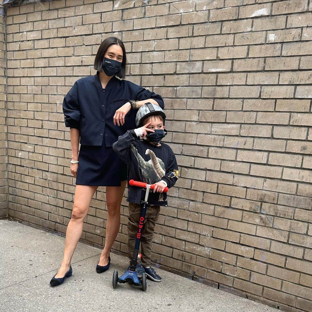 エヴァ・チェンのインスタグラム：「Art direction by Ren 😂 she tells Tao how to pose and will say “no, mommy, like this” 🥹 she did good though! 💪🏼」