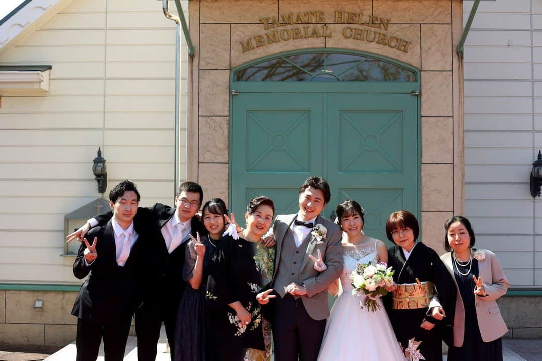 【公式】小さな結婚式さんのインスタグラム写真 - (【公式】小さな結婚式Instagram)「. @petit.wedding をフォローしてね♩ #小さな結婚式 をつけてのお写真投稿も大歓迎です♡ こちらの公式IGでリグラムさせていただきます＊ . 厳かな挙式のあとは おふたりの大切なゲストからの祝福を受け 笑顔溢れるアフターセレモニーを♪ . >>#小さな結婚式横浜店 . ——————— #petitwedding #ラヴィファクトリー #前撮り #結婚式 #プレ花嫁 #卒花 #家族婚 #少人数結婚式 #ウェディング #wedding #bridal #weddingdress #花嫁 #挙式 #結婚式準備 #式場探し #日本中のプレ花嫁さまと繋がりたい #結婚式の思い出に浸る会 #結婚準備 #横浜花嫁 #ウェディングフォト #花嫁コーディネート #結婚式挙式 #アフターセレモニー #フラワーシャワー #おしゃれ花嫁 #関東花嫁 #山手ヘレン記念教会」6月9日 0時01分 - petit.wedding
