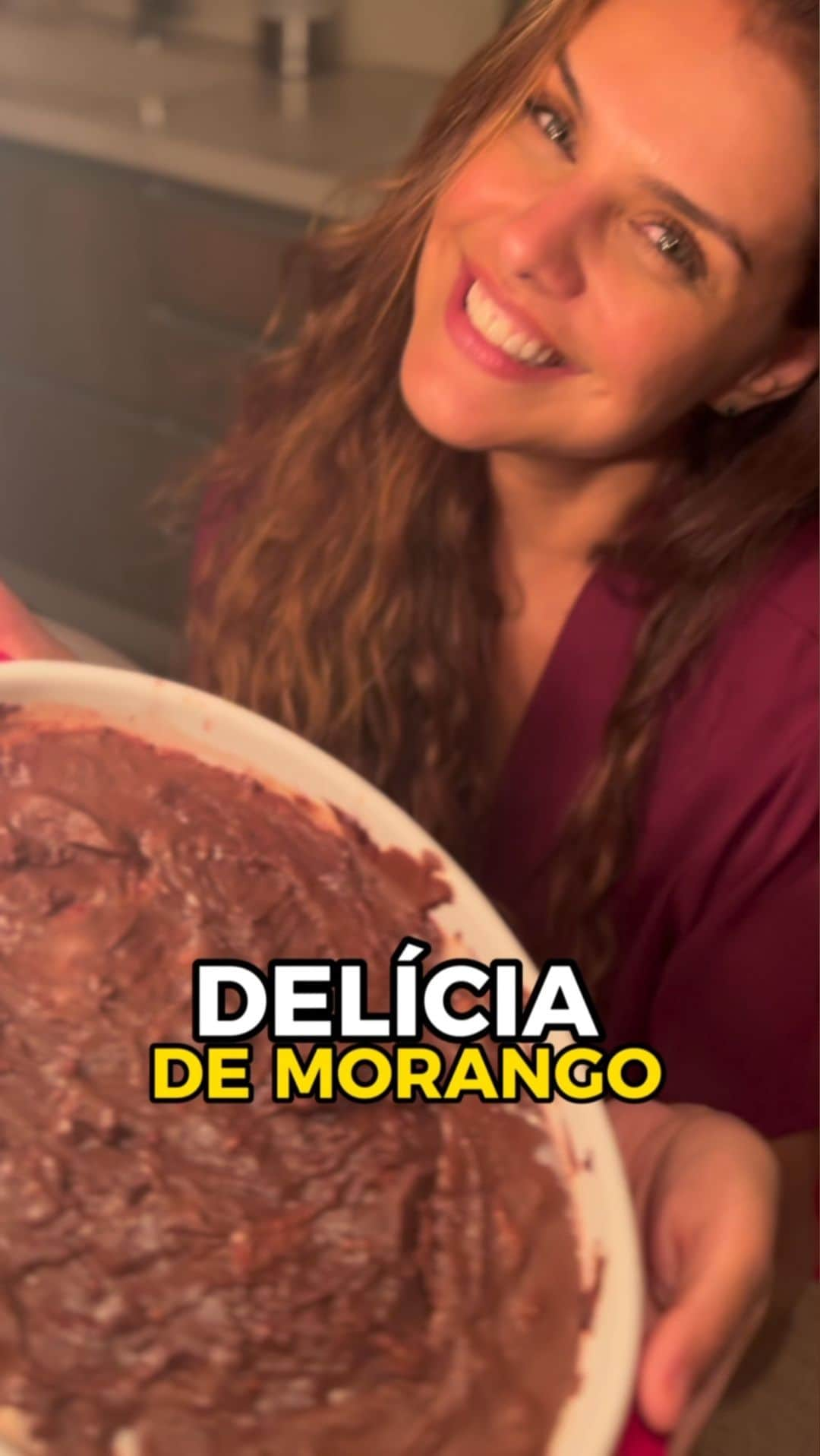 パロマ・バーナーディのインスタグラム：「DELÍCIA DE MORANGO ツ  ↳ Receita  - Morango ( 3 caixas )  - Chocolate ( 2 tabletes ou mais,rs )  - 2 lata de leite condensado  - 2 lata de creme de leite  - 1 colher de manteiga   Modo de Preparo:   - Lave os morangos e corte bem picadinho.  - Em uma panela, adicione o leite condensado e manteiga, mexa até engrossar e deixe esfriar.  - Derreta o chocolate com creme de leite em banho maria e reserve o ganache. ( No caso,eu derreti sem ser em banho maria mesmo e deu certo tb,rs ) - Monte em uma travessa uma camada de morango, uma camada do leite condensado e por último uma camada do ganache.  - Leve para o congelador por +- duas horas.  - Depois, está pronto para servir! 😋 Garanto que você terá sensações maravilhosas ao comer essa delícia!   Obs: Essa é a receita caseira que aprendi com minha cunhada @kamarkossian e foi inspiração para minha sobremesa no @paris_6   #PalomaNaCozinha #PalomaSendoPaloma #Receita #ReceitaFácil #Morango #Chocolate」