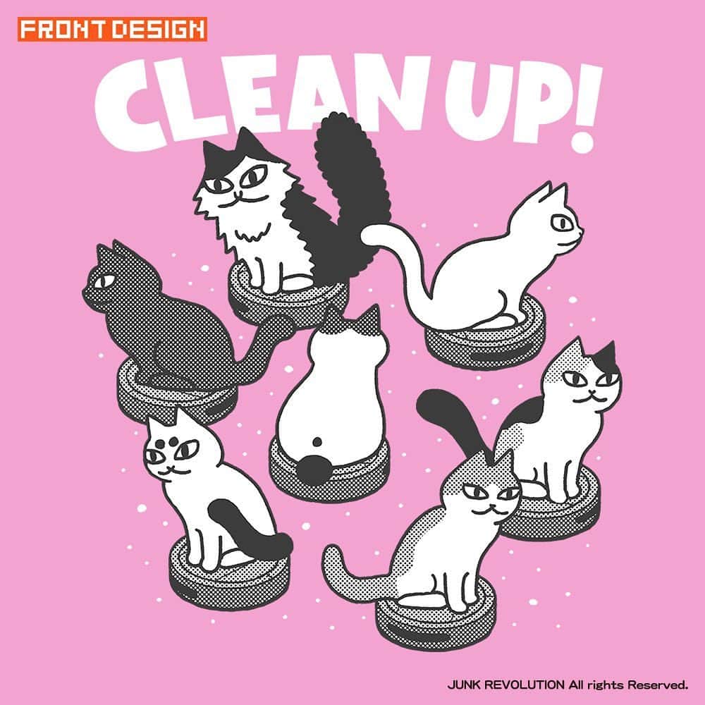 みずしな孝之のインスタグラム：「新作Tシャツ「CLEAN UP!」できました。 ロボット掃除機でおそうじする猫たちです。 星空かな！と思ったら細かいチリみたいな。 近日発売予定です。」