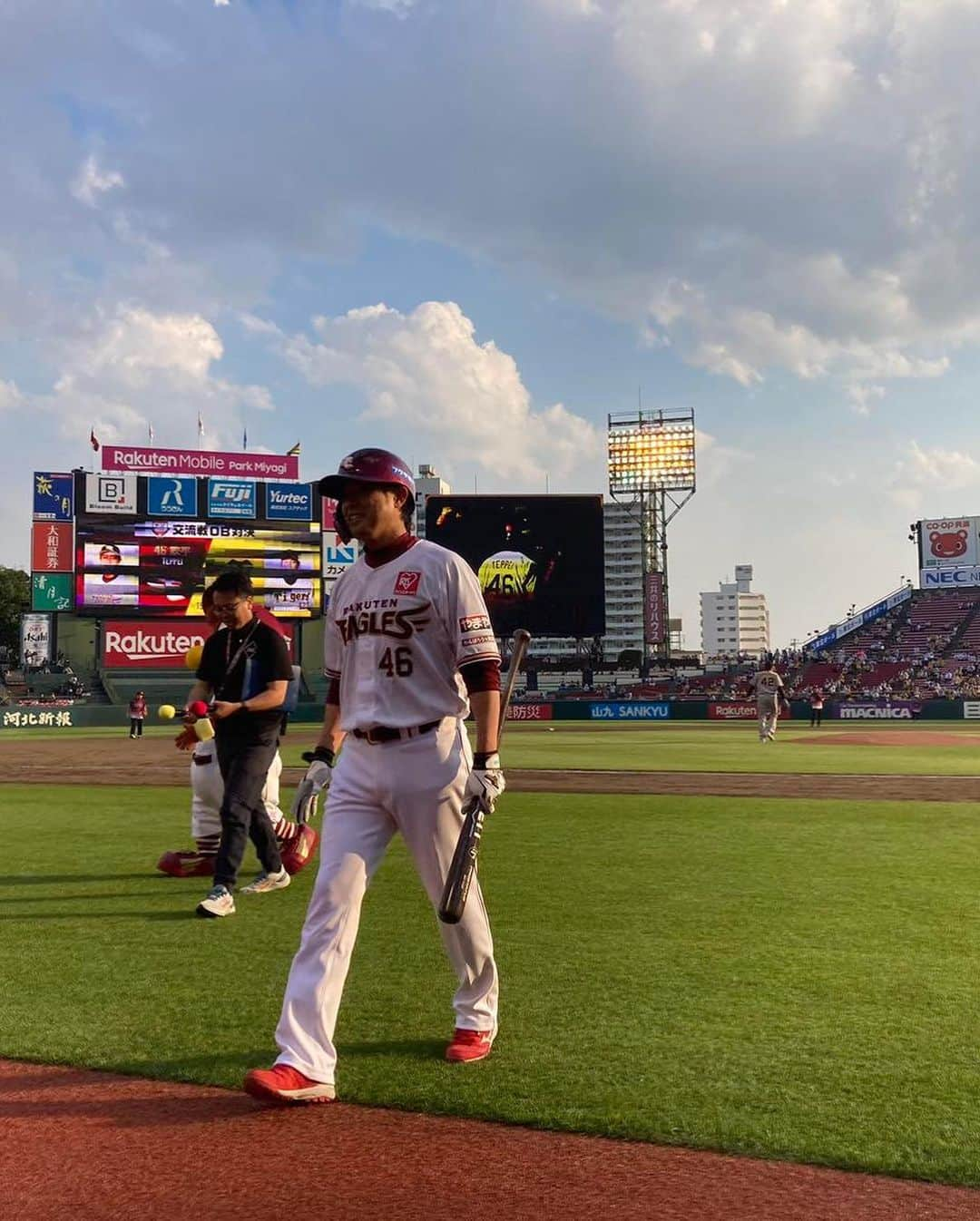 鉄平さんのインスタグラム写真 - (鉄平Instagram)「6/7阪神タイガース戦の試合前のOB対決に出させていただきました！下柳さんとの対決☺️ありがとうございました♪ またご飯連れてってください笑  結果はセカンドゴロでしたが久しぶりのイーグルスの球場のバッターボックス（9年ぶり）そして大きなてっぺーコールと応援歌が聴けて本当に嬉しかったです❗️⚾️✨⚾️ 応援していただいた皆さんありがとうございました😊  #楽天イーグルス　#応援　#鉄平 #ありがとうございました  #スイングを見ると時は残酷だと思う #練習　#大事」6月9日 0時08分 - teppei1227