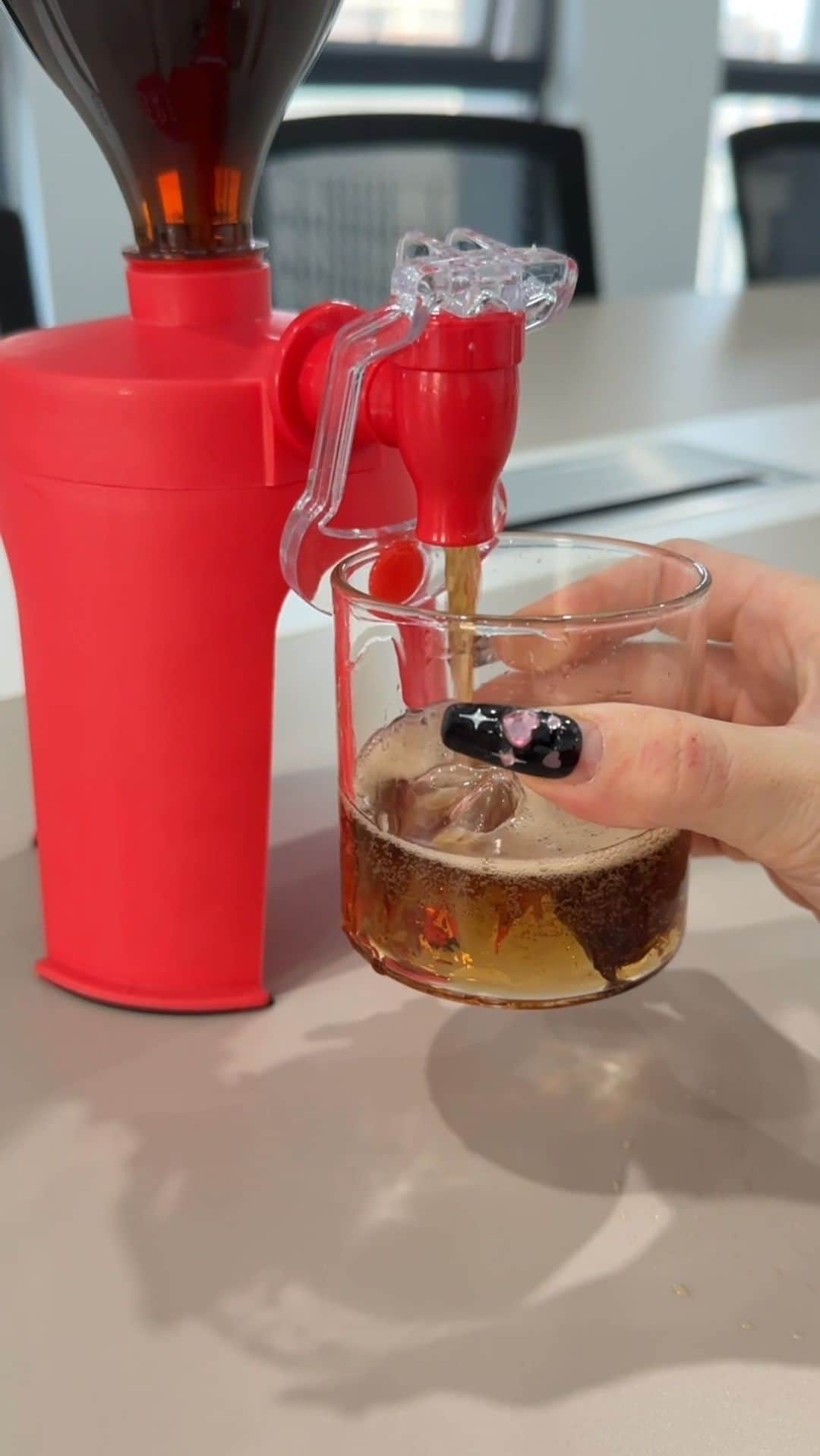 SHEINのインスタグラム：「Turn ordinary bottled drinks into a fountain of fun! 💫 Just twist, flip and pour to get the party started 😋🥤🎉   🔎13156160  #SHEIN #SHEINforAll #SHEINstyle #fashion #chic #saveinstyle」