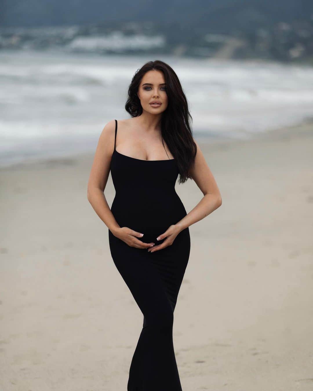 Mara Teigenのインスタグラム：「Dear son, I spend a lot of time daydreaming about you and the man you will become. Since having your brother Iverson,  I have learned so much about life, motherhood, and what it means to truly love something so deep and unconditionally…. I can’t wait to see that grow even deeper and bigger with two sons. I know the last 9 months have been challenging for both of us, but the most beautiful thing that can happen in this life is the outcome, and I would do it all over again. I can not wait to hold you in my arms and see your little face. Mama loves you so much 🩵」