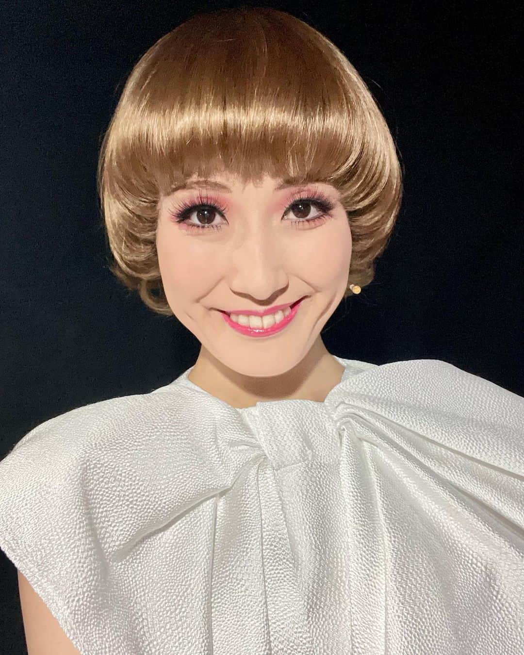 彩花まりのインスタグラム：「. 『ｴﾘｻﾞﾍﾞｽ•ｱｰﾃﾞﾝvs.ﾍﾚﾅ•ﾙﾋﾞﾝｽﾀｲﾝ』 京都公演 初日🎊 アフタートークまでお付き合い頂き ありがとうございました！  お衣装の時代感や お化粧の話や早替わりのコツまで いろんなお話をしました☺️  早替わりはもちろん、 みなさんの寝坊した時にも役立つ情報。 慌てるのダメ絶対。超冷静に。 あとは、何を諦めるかを瞬時に決めること。 これ大事です。要チェック📝  60年代の若者は自由を勝ち取るために 様々な方向にエネルギーを発していた そんな時代。 ミニスカートの流行、ロングブーツ ちょっとバルーンのシルエット ぱっつん前髪や外ハネのシルエット ツイッギー風のバサっとした下まつ毛 シャドウや口紅の色も1番華やかに... など色々と工夫しているところなので じっくりご覧いただけて嬉しかったです☺️  あと5日で6公演 心を込めて頑張ります💪✨  #彩花まり #エリヘレ #WARPAINT #60年代若者ファッション #ミニスカ #ツイッギーさんの下まつ毛意識」
