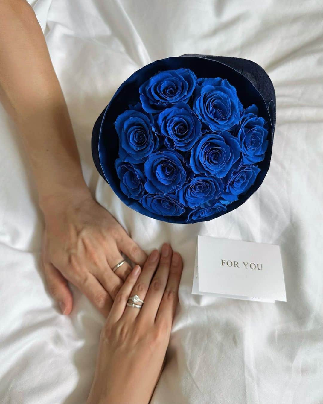 甲村仁絵さんのインスタグラム写真 - (甲村仁絵Instagram)「プロポーズから2年が経った今日。 翔平から青い薔薇の花束のプレゼント🥹💙  最近は自分のことで一杯一杯で 一度も記念日を忘れたことない私が 初めて今日の記念日を忘れているくらいに 余裕がなかった🥲  最初花束を渡された時も、 「え、なんの？🤔」と思い翔平から 言われるまで気づけなかった😂  何も用意してないことを伝えると 「プロポーズされた側なんだから何もしなくていいよ😂」 って、、 イケメンか！！！！！😭❤️❤️❤️❤️笑  こんなに一緒にいても 可愛い我が子ができても どんなに忙しくても 私の事もずっとずっと大切にしてくれて 日々の行動で深めな愛が伝わる。  ありがとうって言われたけど こちらこそいつもありがとうだよ  改めて 翔平と結婚できて幸せだなぁ としみじみ思う。  2年前の今日プロポーズしてくれて ありがとう✨ これからもよろしくね🫶 そして記念日忘れててごめんなさいw  #プロポーズ　#プロポーズ記念日　#青い薔薇　#サプライズ　#harrywinston #結婚指輪　#婚約指輪　#旦那大好き」6月8日 15時15分 - hitoe_style