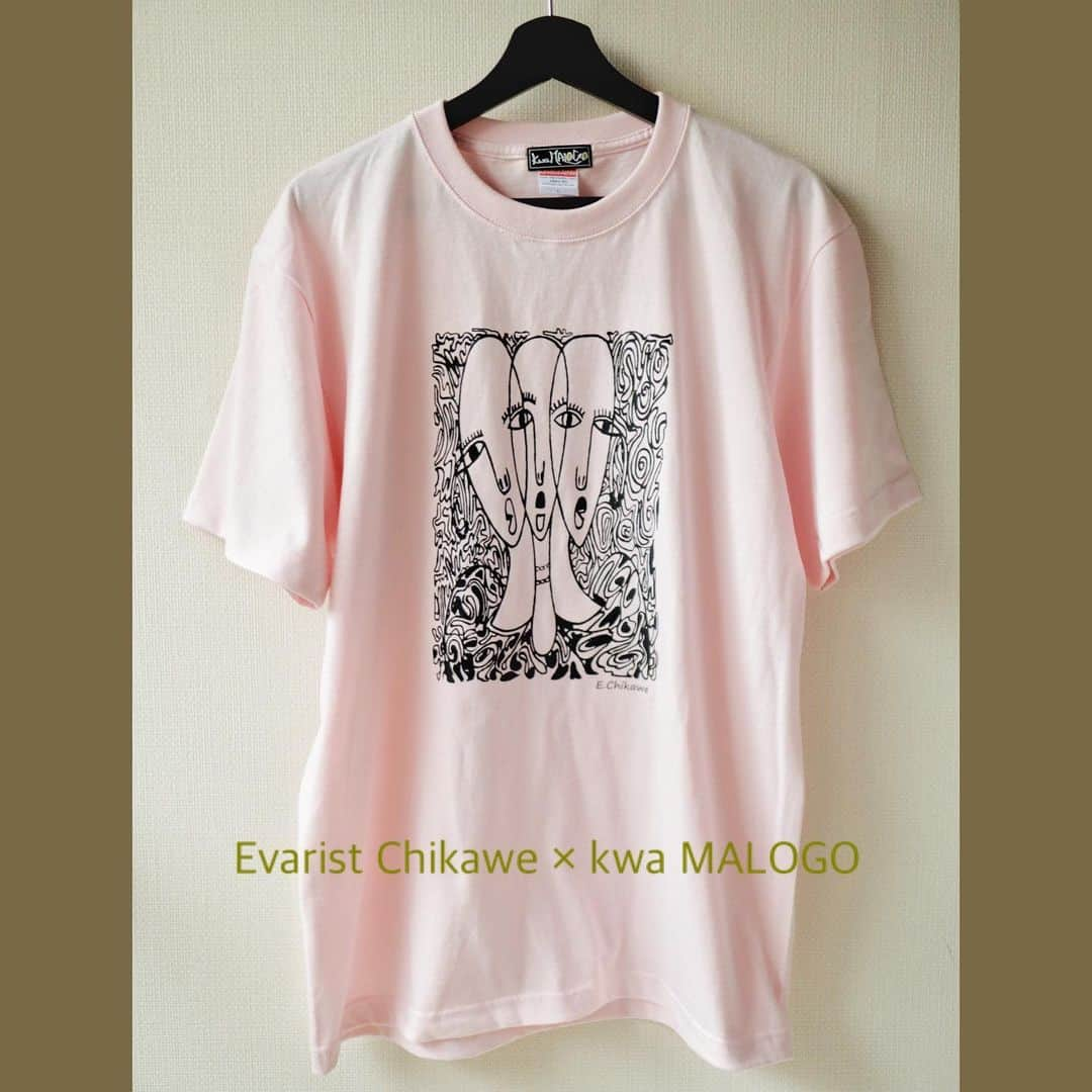 kwa MALOGOさんのインスタグラム写真 - (kwa MALOGOInstagram)「【作家応援企画アートTシャツ第3弾📣】 .  「自分が ”素敵っ✨” と思ったデザインのTシャツを購入して、ルンルン気分でそれを着て街を歩く🐾」 .  それだけでその作家の応援に繋がるという企画です☝️ .  .  企画第1弾作家のヘンドリック・リランガがある日僕に言った一言。 「世界中のみんなが自分の作品を気に入ってTシャツを着てくれてるのを想像したら嬉しくてたまらない…！！！！」 .  更なる創作意欲にも繋がるし、 アーティストとして多くの人に知ってもらう宣伝にも繋がります。 そして購入毎に購入金額の一部が作家のものになり実際の製作活動のサポートにも！ ぜひ自ら彼らの広告塔になってみませんか？📣😉 ____________________  今回第3弾は、、 いまタンザニアの現代アート界を牽引するアーティストの1人といっても過言ではない ”エヴァリスト・チカウェ”氏。 .  小学校の時に絵を描き始めて スケッチ画、カラフルなアクリル画など作風はその時期によってさまざまです🎨✒️ .  今回のデザインタイトルは、 「Talkative/おしゃべり🗣️🗣️🗣️」 .  タンザニア人もびっくりの早口でおしゃべりな彼を知る僕は、これを聞いた時に笑いがこみ上げて内心つっこんでまいました😂 .  ■ベースのTシャツ 大人気のUnited Athle5001を使用。 〈サイズ〉150、S-XLの5サイズ展開。 〈カラー〉”バニラホワイト”  ※初回限定で”ベビーピンク”も各サイズ少量刷っています。 .  シンプルで日常でも着やすいのでぜひ一度WEBSHOPをご覧ください。 .  商品タグからもWEBSHOPページをご覧頂けます。 →https://kwamalogo.com/?pid=174176369 .  .  ▼お知らせ▼📌 →Chikawe氏のこのTシャツデザインとは全然違うカラフルなアクリル画作品も含む ●アフリカンポップアート展● を7月13-18日に大阪・貝塚のおしゃれな古民家喫茶で開催します☕️🏠 .  雰囲気のある古民家空間がタンザニアのアート作品達でカラフルに彩られます。 こちらも今から予定を空けてぜひおでかけ下さい♪ 詳細は随時お知らせしていきます🙇‍♂️ .  #アートtシャツ  #作家応援企画  #タンザニア #アフリカ  #ポップアート #現代アート  #イロのある生活  #アフリカ雑貨  #kwamalogo  #evaristchikawe #tanzanianartist #africanartist #popart #arttshirt #colorfullife」6月8日 15時12分 - kwamalogo