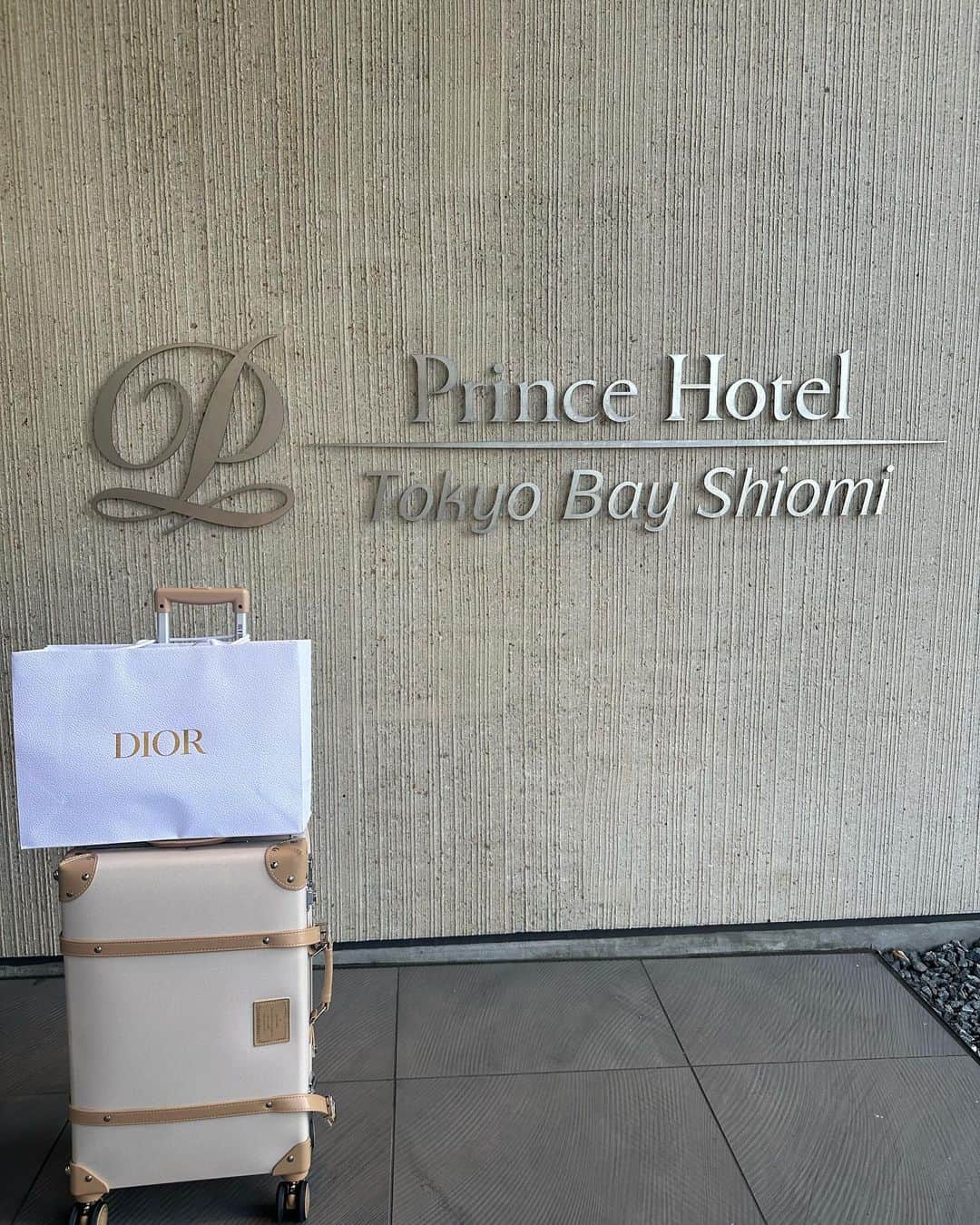 板橋瑠美さんのインスタグラム写真 - (板橋瑠美Instagram)「Birthday mama旅行❤︎ ⁡ ⁡ 前日仲良しメンバーで、Tokyo Bay shiomi prince Hotelへお泊まりしてきたよー((((･´ω`･))))✨ ⁡ ⁡ なぜママ会の場に選んだかというと、すごい充実してるキッズに優しいホテルだから！^ ^ ⁡ 娘は修学旅行だったから来れなかったけど、みんなの子供たちは2段ベットのあるファミリールームに大はしゃぎでした💓 ⁡ ⁡ キッズルームもあるしママたち助かるよねー、、、 ⁡ ⁡ ⁡ ご飯もめちゃくちゃ美味しかったー❤︎ ⁡ コース料理だいすきだから最高すぎました💓 ⁡ ⁡ 今回は5.6月産まれが3人！！ ⁡ ということで私はひと足先に❤︎！！ 誕生日のお祝いを、していただき、 私もみかちゃんとリリカ姫をお祝いーー^ ^ ⁡ ⁡ ⁡ ゆうかちゃんプレートの予約してくれてありがとうー💓 ⁡ そして夜は、ゆうかちゃんがくれたルームウェアをお揃いで着て撮影会❤︎ ⁡ ⁡ ワイワイパジャマパーティ楽しかったな((((･´ω`･)))) ⁡ ⁡ ママも子供も楽しめるって最高だね！！ ⁡ ⁡ ⁡ ⁡ この夏是非！！！^ ^ ⁡ @tokyobayshiomi_princehotel  ⁡ ⁡ ⁡ ⁡ #東京ベイ潮見プリンスホテル#tokyobayshiomiprincehotel #プリンスホテル#東京#東京ホテル#タイドテーブルシオミ#tidetableshiomi」6月8日 18時50分 - rumi_official_0616