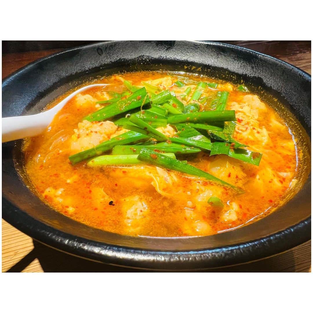 有明ゆなさんのインスタグラム写真 - (有明ゆなInstagram)「渋谷にある 気になってた辛麺🍜 行ってきちゃった🤣✌️ . しっかりモツもゴロゴロ入ってて 麺はこんにゃく麺💜 うぉー まじでうめぇー！！！！ . 途中でてきた 石焼きの熱々飯🍚には スープと具たちをいれて 雑炊を作るんだって🩷 石焼きが熱々すぎて スープ入れたときの音が ハンパないから動画とった✌️ これは食欲そそるよね🔥🔥 . 辛麺じたいも美味しいが 〆の石焼き飯は これはやばいね。 これをメインにしない人 きっといるよね？！ ってぐらい好きだった😳‼️ . 最後の最後まで めっちゃ熱いから 汗びしゃびしゃなったけど それもまた最高🙌 . ラーメン熱がやばいです。 . ゆなもおひとり様でしたが 女の子の1人率多くて なんか安心した🤫🫶 . つぎは にんにく🧄食べたいな🍜 . . . . PR @menya_tsutsumi.official #渋谷ラーメン #道玄坂ラーメン #道玄坂グルメ #麺屋つつみ渋谷店 #麺屋つつみ #道玄坂ランチ #渋谷グルメ」6月8日 15時27分 - ariake_yuna