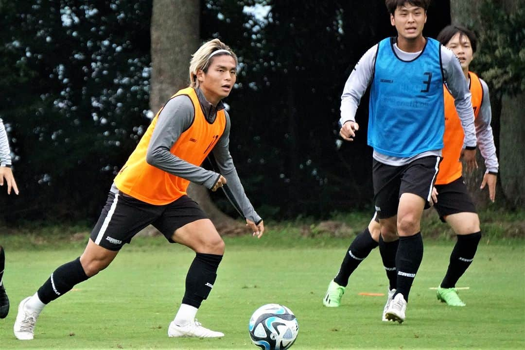 愛媛FCさんのインスタグラム写真 - (愛媛FCInstagram)「🍊EFC TRAINING PHOTO📸  📅6月10日（土） ⌛17時キックオフ 🆚Y.S.C.C.横浜 🏟#ニッパツ三ツ沢球技場  試合情報はこちら https://jleague.jp/match/j3/2023/061004/preview/  #ヒカリ #ベネフィットワン #マテラ81 #ジョガボーラ #JOGARBOLA #愛媛県総合運動公園球技場 #ehimefc #愛媛FC #己超」6月8日 15時34分 - ehimefc12