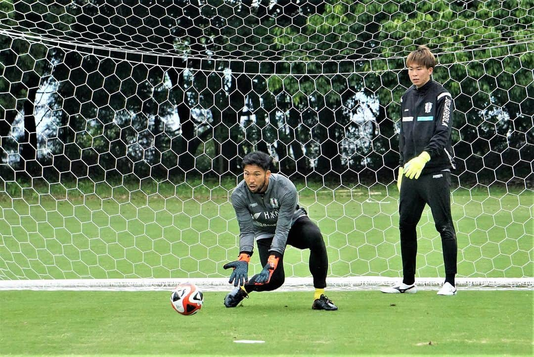 愛媛FCさんのインスタグラム写真 - (愛媛FCInstagram)「🍊EFC TRAINING PHOTO📸  📅6月10日（土） ⌛17時キックオフ 🆚Y.S.C.C.横浜 🏟#ニッパツ三ツ沢球技場  試合情報はこちら https://jleague.jp/match/j3/2023/061004/preview/  #ヒカリ #ベネフィットワン #マテラ81 #ジョガボーラ #JOGARBOLA #愛媛県総合運動公園球技場 #ehimefc #愛媛FC #己超」6月8日 15時34分 - ehimefc12