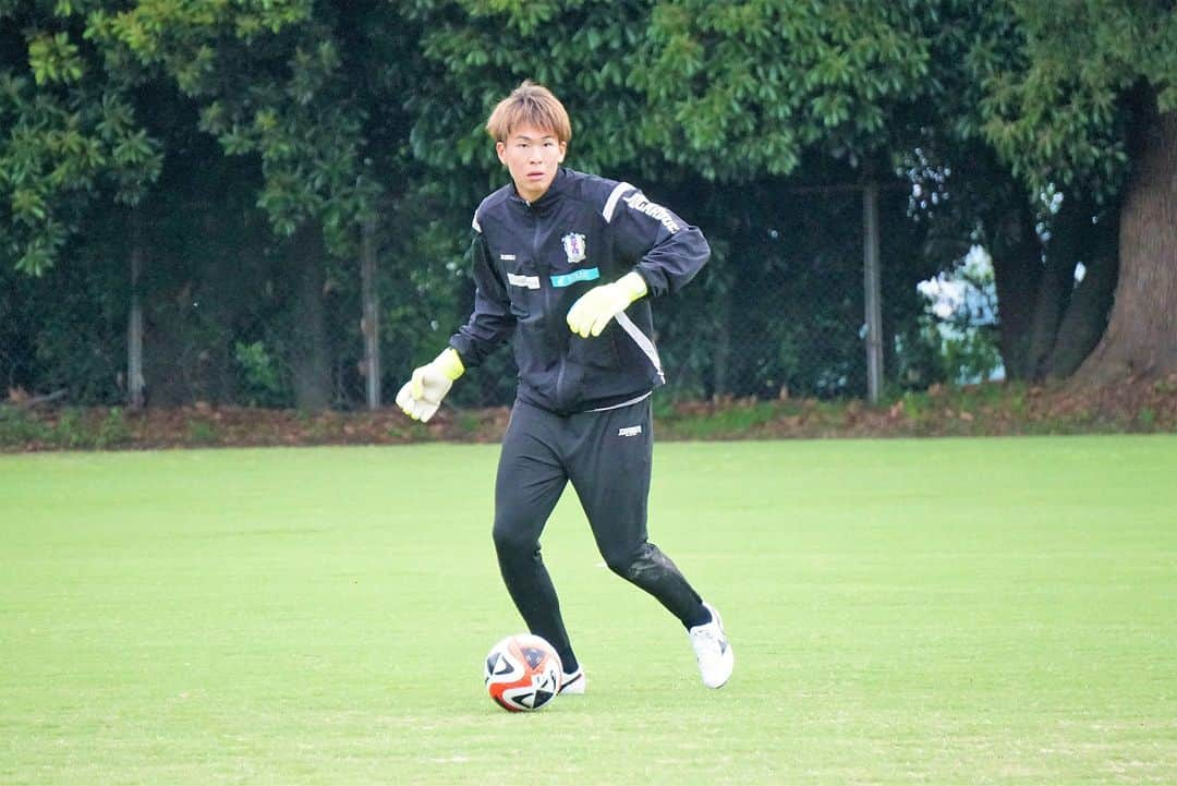 愛媛FCさんのインスタグラム写真 - (愛媛FCInstagram)「🍊EFC TRAINING PHOTO📸  📅6月10日（土） ⌛17時キックオフ 🆚Y.S.C.C.横浜 🏟#ニッパツ三ツ沢球技場  試合情報はこちら https://jleague.jp/match/j3/2023/061004/preview/  #ヒカリ #ベネフィットワン #マテラ81 #ジョガボーラ #JOGARBOLA #愛媛県総合運動公園球技場 #ehimefc #愛媛FC #己超」6月8日 15時34分 - ehimefc12