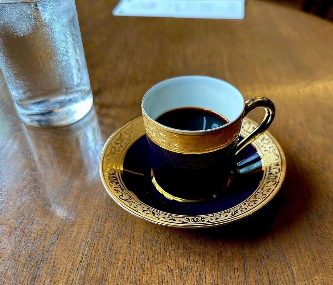 休日課長さんのインスタグラム写真 - (休日課長Instagram)「ちょいとひといき。喫茶店という場所がこの世界に存在してくれていることに感謝。そしてこのコーヒー、やたら美味しい。」6月8日 15時34分 - kyujitsu_kacho