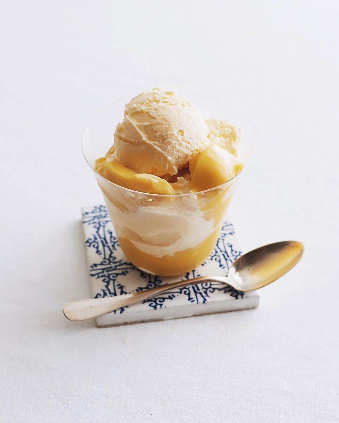 樋口正樹のインスタグラム：「Mango pudding 🥭 . 今日の１５時のおやつは マンゴープリンのパフェ。 ラフな盛り付けですけど めちゃうまで幸せなやつ🤗 . 北野エースのＰＢ商品の 濃厚なマンゴープリンに 某ＬディＢデンバニラを 組み合わせただけだけど、 気温の蒸し暑さもあって 最高のひんやりスイーツ👍 . @kitanoace . . . . #大人のための濃厚マンゴープリン #マンゴープリン #🥭 #マンゴー好き #マンゴー大好き #香芒布甸 #芒果布丁 #芒果布甸 #キタノセレクション #北野エース #北野エースで購入 #kitanoace #Mango #Mangopudding」