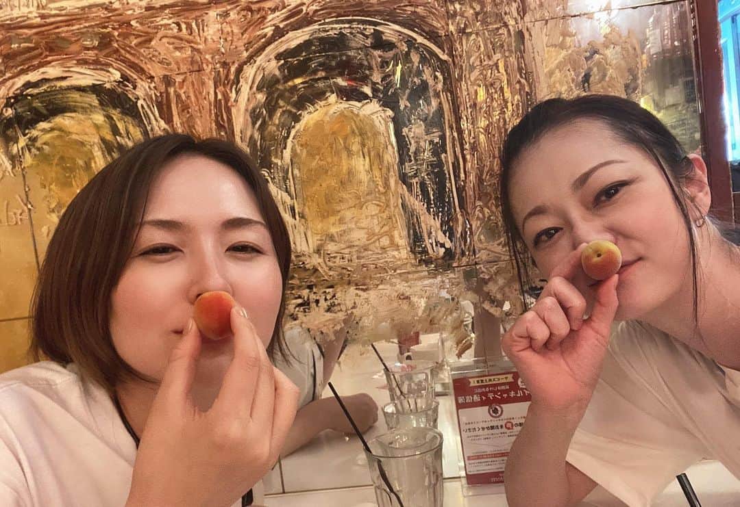 遠山景織子のインスタグラム：「香りが〜sweet💞たまらん〜✨ですー 紅南高梅なのに桃🍑  はぎ子ちゃんとは手作り保存食作りの同士です✨ #醤油麹 #伝授レシピ  #新らっきょう漬け  #梅ジュース #はちみつ梅酒  #ブランデーとはちみつの梅酒  #仕込み #手作り #蜂さん🐝 #ラベル #絵心？🤭 #はぎ子 #遠山景織子」