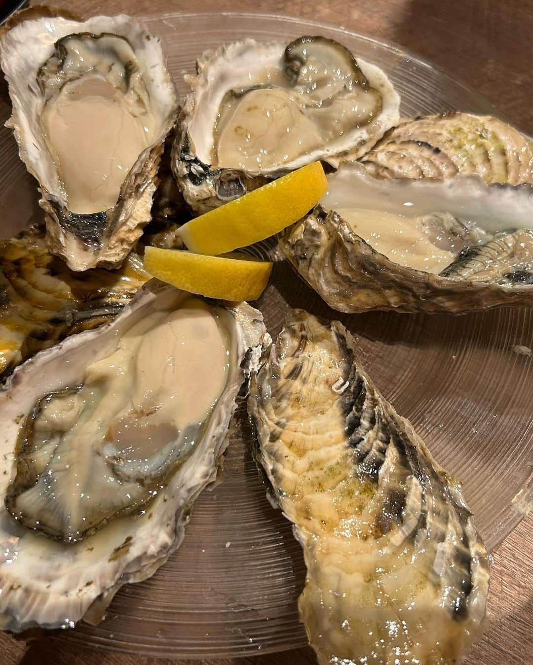 世手子さんのインスタグラム写真 - (世手子Instagram)「The season when raw oysters are delicious🦪🦪🦪🍻 adult luxury✨✨✨✨✨✨ Children are very satisfied with fried oysters🤣🤣🤣 暑い日のビールが美味しいったらなんなのかしらw @chofukakibasara  #牡蠣basara の #生牡蠣食べ放題 行ってきたよ（＾ω＾） 大ぶりの牡蠣ちゃんが私を待っててくれた🌟🌟🌟 これで食べ放題ってやばい(*ﾟ∀ﾟ*) この大きさで単品だとかなりかかっちゃうから断然食べ放題がお得です💖 是非今の時期行って欲しいー(●´ω｀●) 寿司太郎はんは #牡蠣フライ に大満足ww #通ですね ？w  〆は土鍋ご飯（≧∇≦）  旬の生牡蠣食べ放題90分コース：4,928円(税込)＋フリードリンク2時間1,650円(税込)※＋880円(税込)で牡蠣フライや蒸し牡蠣の食べ放題が追加可能だよ(^ ^) https://tabelog.com/tokyo/A1326/A132601/13110572/  #調布グルメ　#調布ディナー　#府中グルメ　#府中ディナー　#生牡蠣食べ放題　#オイスターバー #ドタバタ育児  #二児のママ  #2児育児 #赤ちゃんのいる暮らし  #3歳男の子 #3歳差育児  #二児の母 #二児ママ  #ママシンガー  #二児育児 #2児ママ #2児のママ #赤ちゃんのいる生活 #美容好き #健康生活 #ヘルスビューティーbox  #モラタメフォト部モニター　 #pr」6月8日 15時43分 - rojide