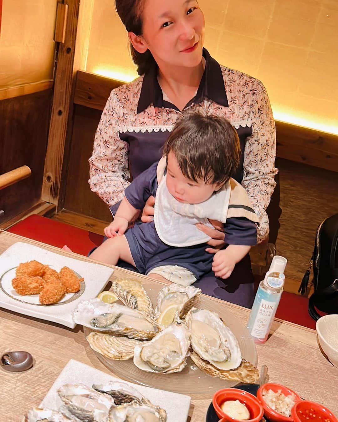世手子さんのインスタグラム写真 - (世手子Instagram)「The season when raw oysters are delicious🦪🦪🦪🍻 adult luxury✨✨✨✨✨✨ Children are very satisfied with fried oysters🤣🤣🤣 暑い日のビールが美味しいったらなんなのかしらw @chofukakibasara  #牡蠣basara の #生牡蠣食べ放題 行ってきたよ（＾ω＾） 大ぶりの牡蠣ちゃんが私を待っててくれた🌟🌟🌟 これで食べ放題ってやばい(*ﾟ∀ﾟ*) この大きさで単品だとかなりかかっちゃうから断然食べ放題がお得です💖 是非今の時期行って欲しいー(●´ω｀●) 寿司太郎はんは #牡蠣フライ に大満足ww #通ですね ？w  〆は土鍋ご飯（≧∇≦）  旬の生牡蠣食べ放題90分コース：4,928円(税込)＋フリードリンク2時間1,650円(税込)※＋880円(税込)で牡蠣フライや蒸し牡蠣の食べ放題が追加可能だよ(^ ^) https://tabelog.com/tokyo/A1326/A132601/13110572/  #調布グルメ　#調布ディナー　#府中グルメ　#府中ディナー　#生牡蠣食べ放題　#オイスターバー #ドタバタ育児  #二児のママ  #2児育児 #赤ちゃんのいる暮らし  #3歳男の子 #3歳差育児  #二児の母 #二児ママ  #ママシンガー  #二児育児 #2児ママ #2児のママ #赤ちゃんのいる生活 #美容好き #健康生活 #ヘルスビューティーbox  #モラタメフォト部モニター　 #pr」6月8日 15時43分 - rojide