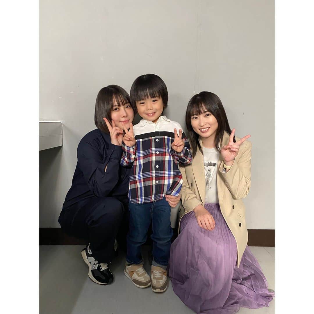 のインスタグラム：「蘭(#志田未来)、花(#北乃きい)、 花の息子"陽斗"(#市野叶)の◆オフショット◇📷  休憩中も、志田さん・北乃さんのお姉ちゃん２人に たくさん遊んでもらった #市野叶 くん。  CASE9「再開」は、今夜11時59分放送⚖️ 花を救うため、再審請求に向かう蘭たち💥 お母さんの願いを叶えたい陽斗が、鍵を握る──⁉️  ／ 放送終了後、コメント欄で感想お待ちしています🙇‍♀️ ＼  #勝利の法廷式 #風間俊介 #髙橋優斗 #HiHiJets #ジャニーズJr. #遊井亮子 #泉澤祐希 #市川知宏 #入来茉里 #カトウシンスケ #矢島健一 #升毅」