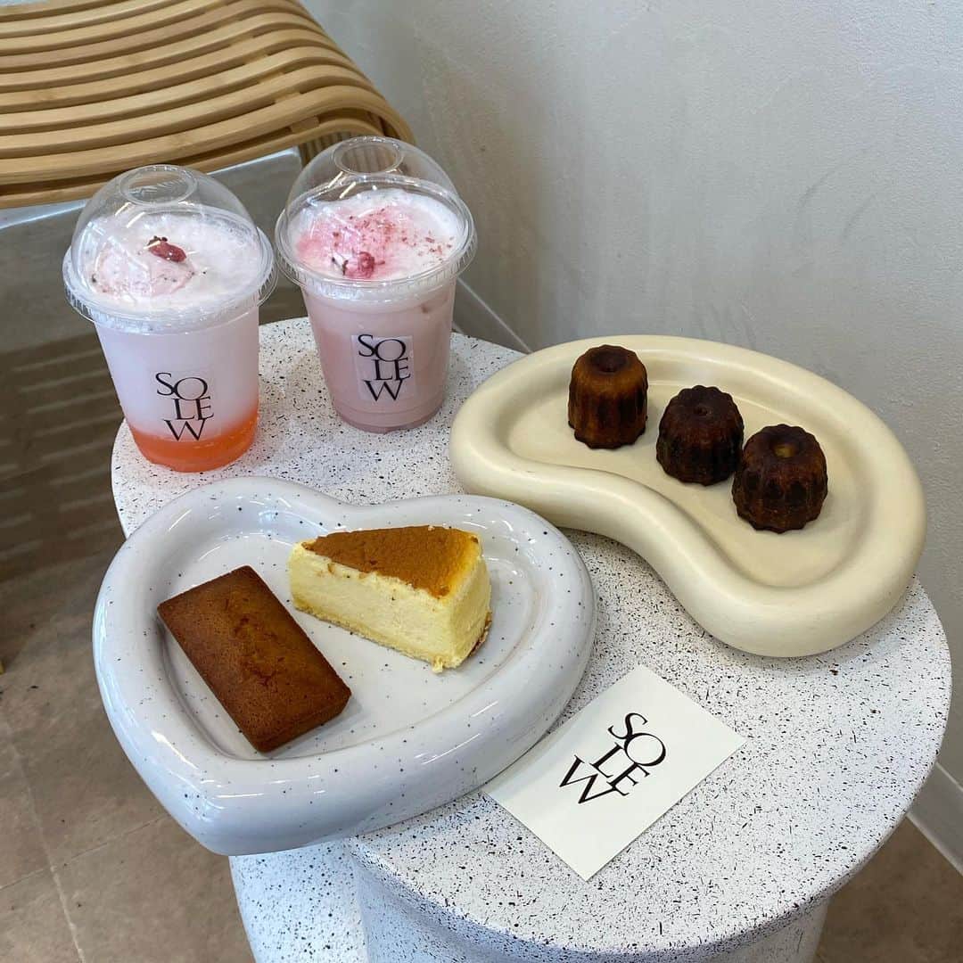 ひなたろす（佐原ひなた）さんのインスタグラム写真 - (ひなたろす（佐原ひなた）Instagram)「@solew_japan_code  @solew_japan  新宿御苑　🏡  新宿御苑駅近くにある韓国アパレルショップに 併設してるカフェ🌸  ミニカヌレがちょこんとしててかわちっ🌸🌼 メニューがコロコロ変わるから何回でも行けるよね🪄🍒  駅の目の前だから、アクセスが便利すぎる🌼🪄  📍東京都新宿区新宿2-8-1 11:00～20:00 新宿御苑駅より徒歩1分  #tokyocafe #東京カフェ #大阪カフェ #京都カフェ #名古屋カフェ #福岡カフェ #solew #solewcafe #新宿御苑前カフェ #新宿御苑 #新宿カフェ #表参道カフェ #青山カフェ #代官山カフェ #恵比寿カフェ #新大久保カフェ #原宿カフェ #池袋カフェ #東京カフェめぐり #渋谷カフェ #表参道カフェ #東京カフェ部 #東京カフェ巡り #カフェ巡り #カフェ好きな人と繋がりたい #カフェ部 #カフェスタグラム #韓国っぽ #韓国っぽカフェ #淡色カフェ」6月8日 15時47分 - saharahinata