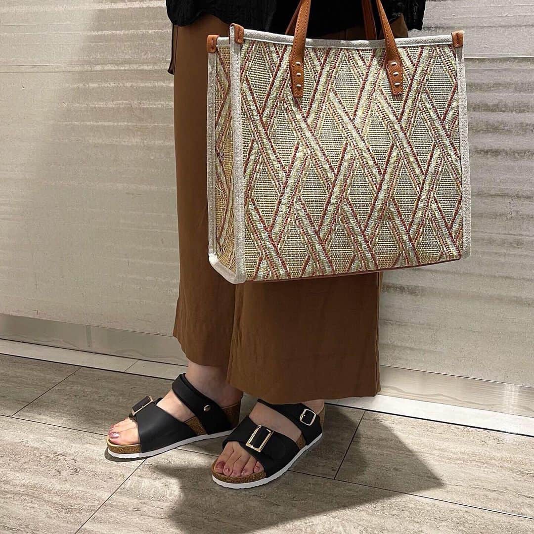 のインスタグラム：「大人気の2wayベルトサンダルが再入荷🌞  ふかふかのインソールで長時間履いても痛くなりづらいです🌻  カジュアルやリゾートスタイルにおすすめ🏝  color:black、dakbrown、kaki、white size:S〜L price:¥5,390(in tax) bag:¥6,490 (in tax)  #LazySwan#レイジースワン#レイジースワン蒲田  #tokyuplaza #東急プラザ #東急プラザ蒲田  #tokyodisneyland #東京 #kamata #蒲田 #靴屋 #靴 #shoes #サンダル #sandal #夏コーデ #パンツコーデ #今日のコーデ  #お洒落さんと繋がりたい #足元倶楽部 #instagram #instagood #instafashion #ootd #ootdfashion #룩북 # 오늘뭐입지 #신발k」