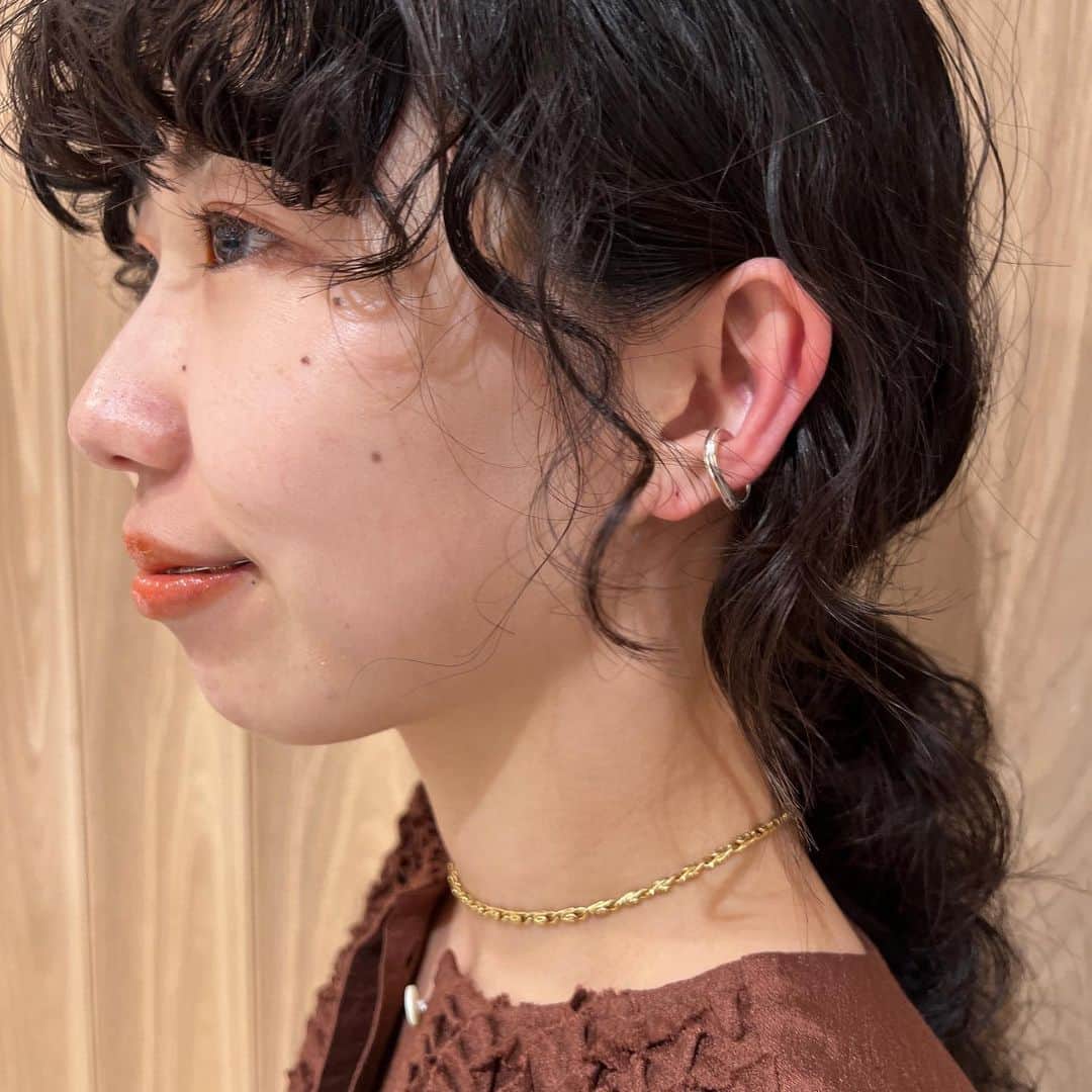 デミルクス ビームス 新宿のインスタグラム：「. 6.8~ Hirotaka New collection 『Sand Dune』発売💍  赤みを帯びたカラハリの砂漠。気まぐれに吹き渡る風が、砂の上に自らの軌跡を描いていく。 地平線の彼方まで規則的に走る直線。砂の海原を滑るように航海してゆく風、そこにある幻想の灯台や、錨などをインスピレーションに。 自然が生み出す奇跡的な模様を、なめらかなスレッドラインの陰影とペンデュラム・ネックレスで表現。 ボリュームのあるシルバー素材で上質なスタイリングの幅を広げています。  ＊Ear cuff ①64-42-0371-169 ②64-42-0368-169 ③64-42-0373-169  @hirotakajewelry  #hirotakajewelry  #demiluxebeams  #デミルクスビームス #demiluxebeams_shinjuku  #BEAMS #ビームス」