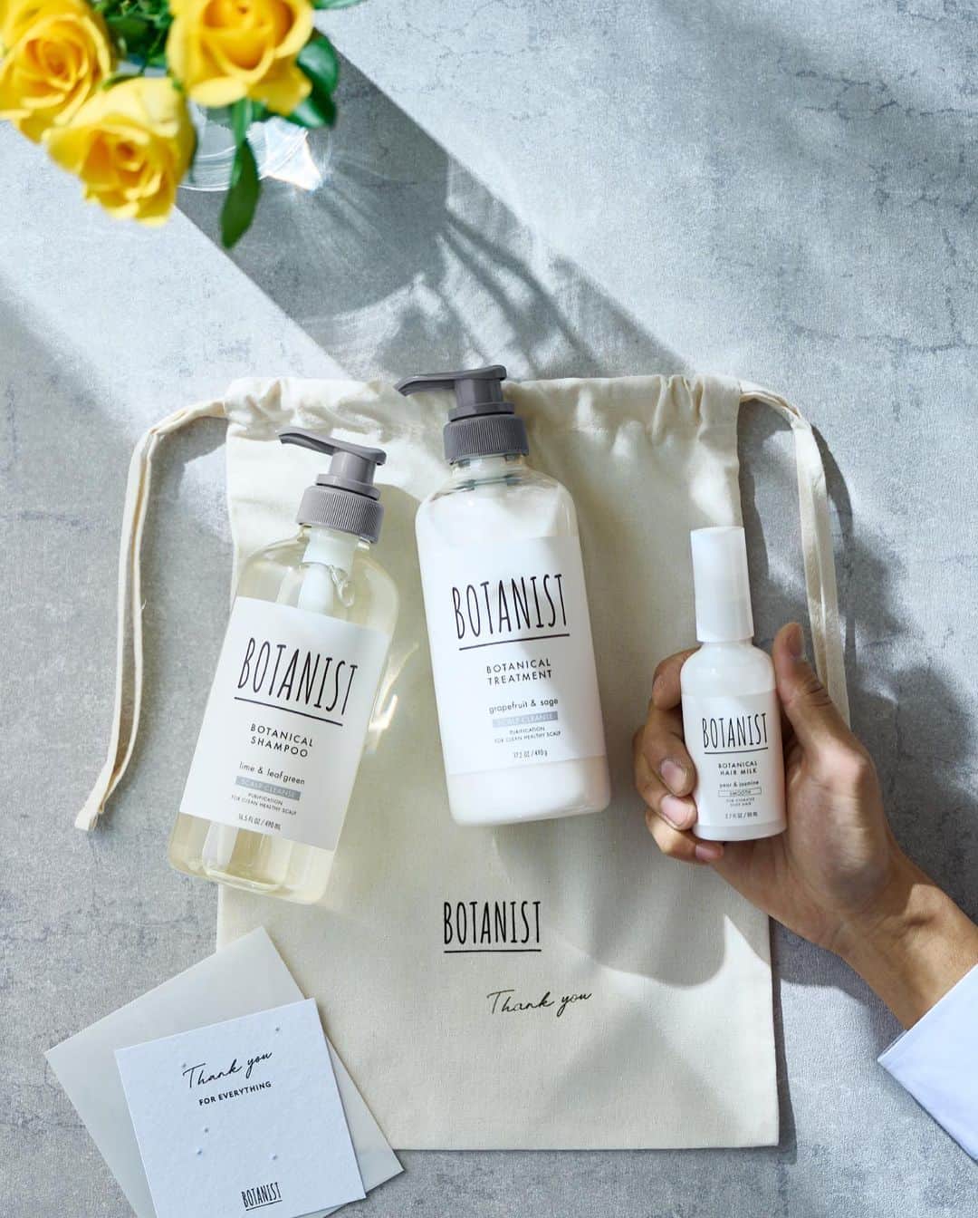 BOTANIST Tokyo（ボタニスト トウキョウ）のインスタグラム：「【HAPPY MOTHER`S DAY and FATHER`S DAY✨】 オフィャルサイトにて #父の日 の贈り物にぴったりなギフト販売中！ 日頃の感謝を伝える「Thank you」のメッセージカードが入った特別なラッピングでお届けします。  父の日は、夏に嬉しいすっきり頭皮ケアセットをプレゼントしてみませんか🌿 健やかすっきり地肌へ導きます。  お父さんが、喜んでくれる姿を想像すると今からワクワクしますね。 心に残るプレゼントと一緒に、日頃の感謝の気持ちを伝えよう♪  期間：4/27（木）〜6/15（木） ※ 商品は通常ご注文から2〜3営業日後に発送いたします。父の日の到着を確約するサービスではありませんので、予めご了承ください。また、その際の交換、返品などは保証外です。  #BOTANIST #ボタニスト #botanicalbeauty」