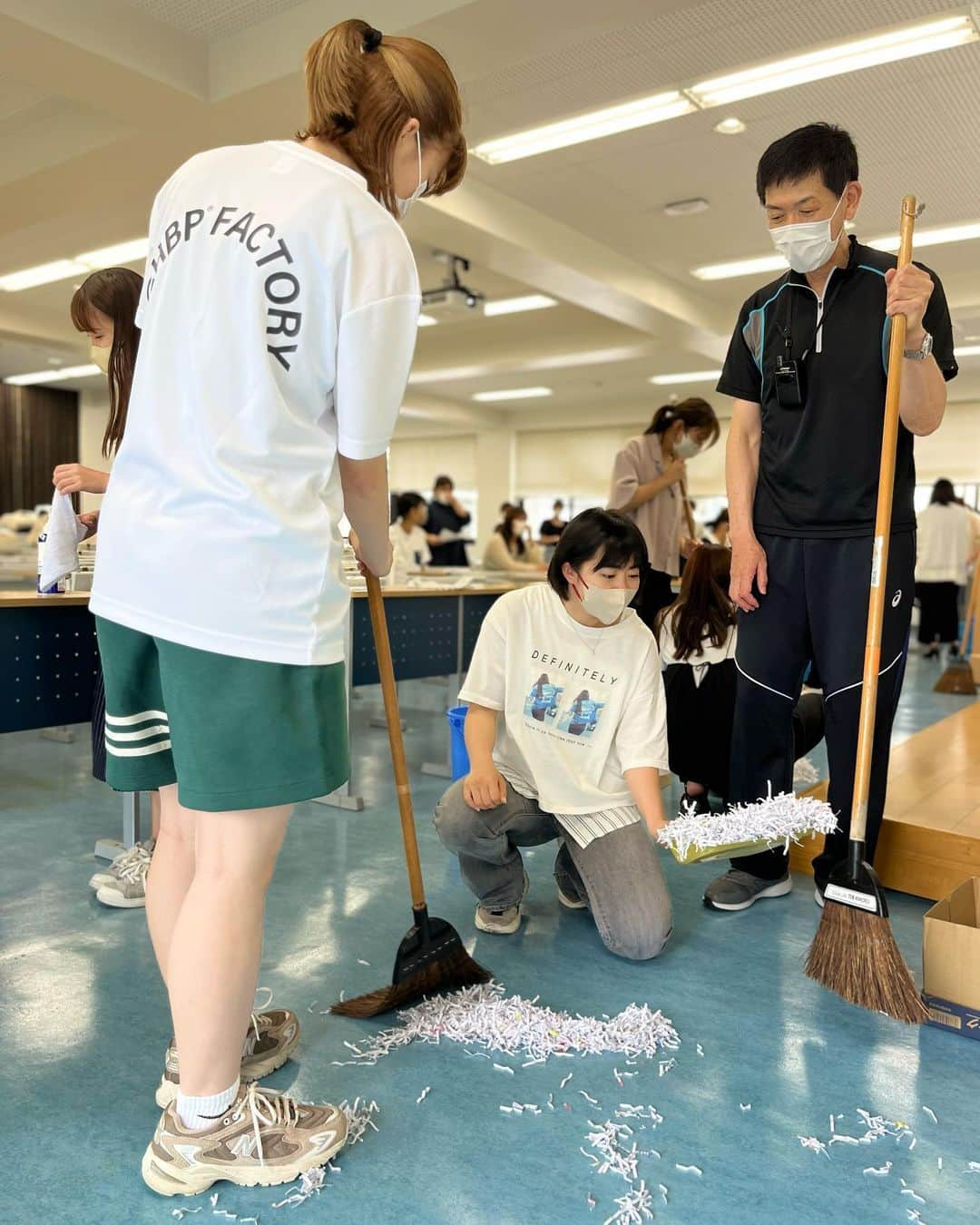 福岡女子短期大学さんのインスタグラム写真 - (福岡女子短期大学Instagram)「💎子ども学科 1年生「保育基礎1」  掃除実習の授業を見学して 来ました🧹🧼🧽  🔸キーワードは習得出来ましたか？  【雑巾】縦しぼり•己型ふき•滝洗い 【ほうき】はねる力  掃除を通してココロの成長にも 繋げましょう👏✨  #福岡女子短期大学 #子ども学科 #保育学生 #掃除術  #短大生」6月8日 16時08分 - fukuoka_wjc