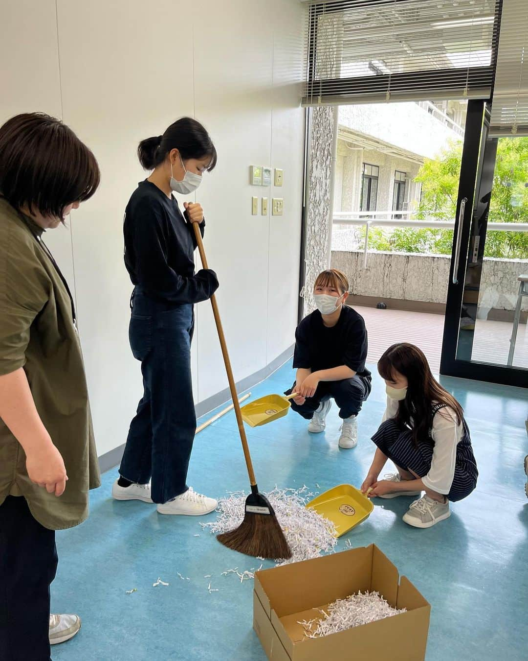 福岡女子短期大学さんのインスタグラム写真 - (福岡女子短期大学Instagram)「💎子ども学科 1年生「保育基礎1」  掃除実習の授業を見学して 来ました🧹🧼🧽  🔸キーワードは習得出来ましたか？  【雑巾】縦しぼり•己型ふき•滝洗い 【ほうき】はねる力  掃除を通してココロの成長にも 繋げましょう👏✨  #福岡女子短期大学 #子ども学科 #保育学生 #掃除術  #短大生」6月8日 16時08分 - fukuoka_wjc