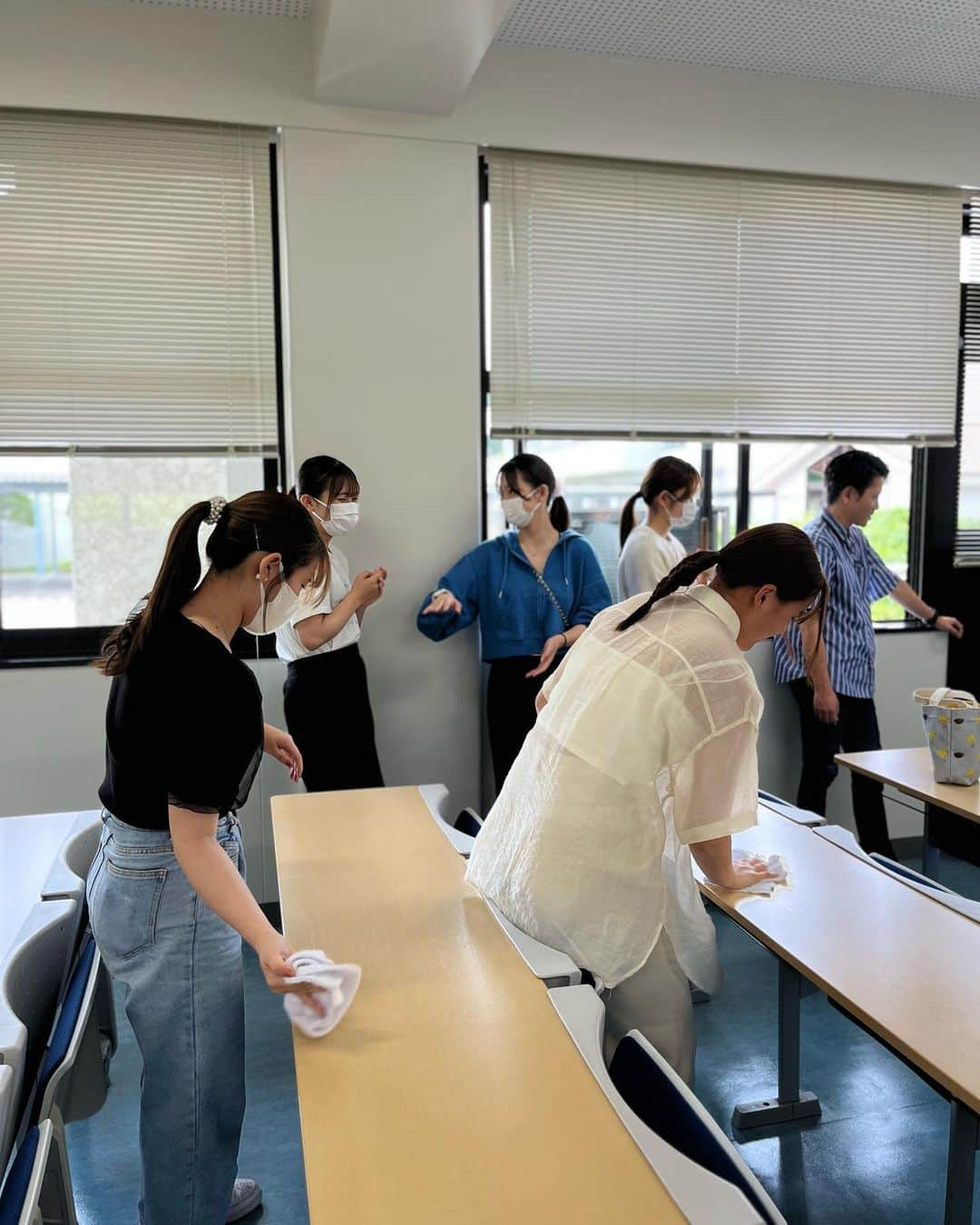 福岡女子短期大学さんのインスタグラム写真 - (福岡女子短期大学Instagram)「💎子ども学科 1年生「保育基礎1」  掃除実習の授業を見学して 来ました🧹🧼🧽  🔸キーワードは習得出来ましたか？  【雑巾】縦しぼり•己型ふき•滝洗い 【ほうき】はねる力  掃除を通してココロの成長にも 繋げましょう👏✨  #福岡女子短期大学 #子ども学科 #保育学生 #掃除術  #短大生」6月8日 16時08分 - fukuoka_wjc