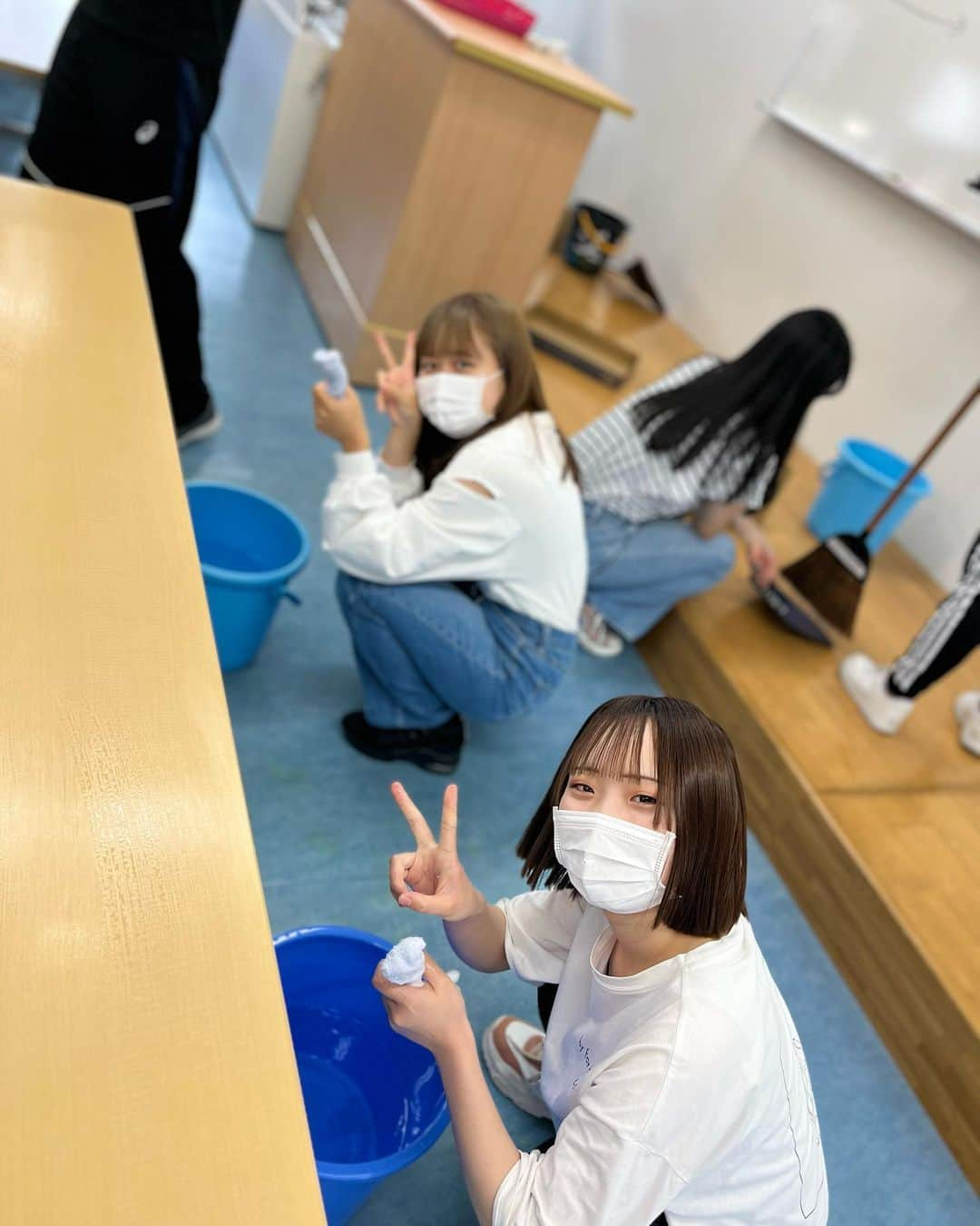 福岡女子短期大学さんのインスタグラム写真 - (福岡女子短期大学Instagram)「💎子ども学科 1年生「保育基礎1」  掃除実習の授業を見学して 来ました🧹🧼🧽  🔸キーワードは習得出来ましたか？  【雑巾】縦しぼり•己型ふき•滝洗い 【ほうき】はねる力  掃除を通してココロの成長にも 繋げましょう👏✨  #福岡女子短期大学 #子ども学科 #保育学生 #掃除術  #短大生」6月8日 16時08分 - fukuoka_wjc